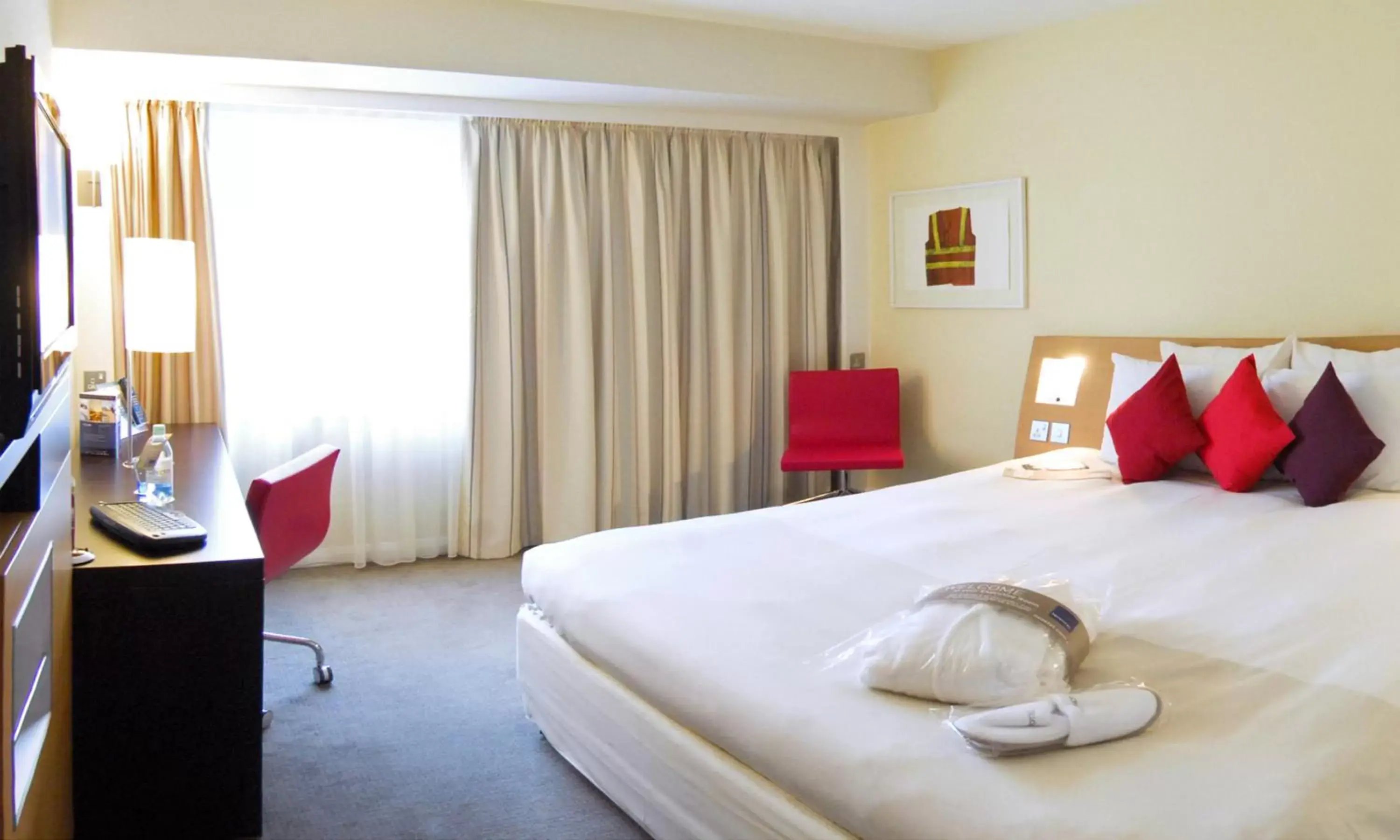 Photo of the whole room, Bed in Novotel Wolverhampton City Centre