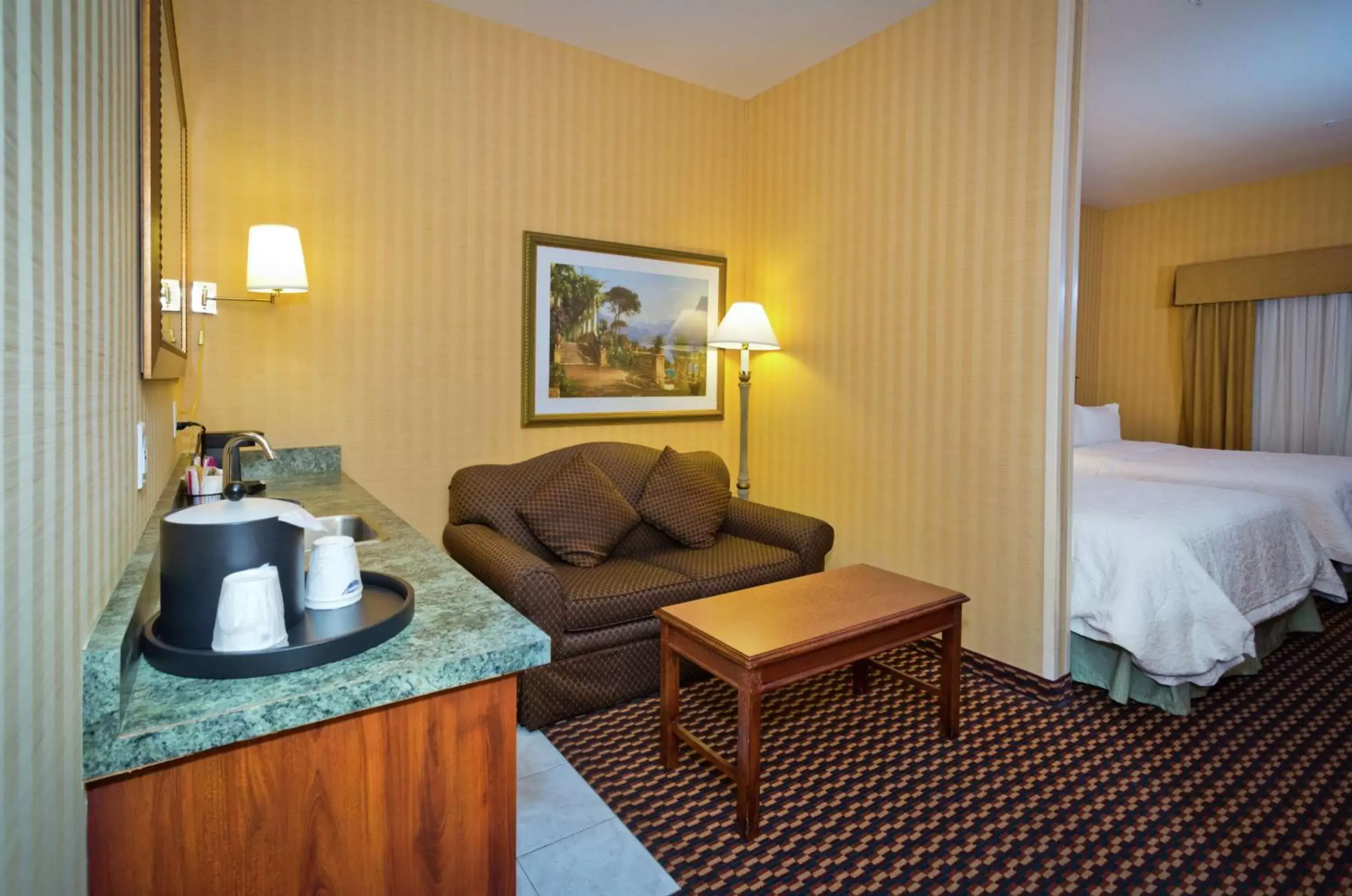 Living room, Seating Area in Hampton Inn & Suites Sacramento-Auburn Boulevard