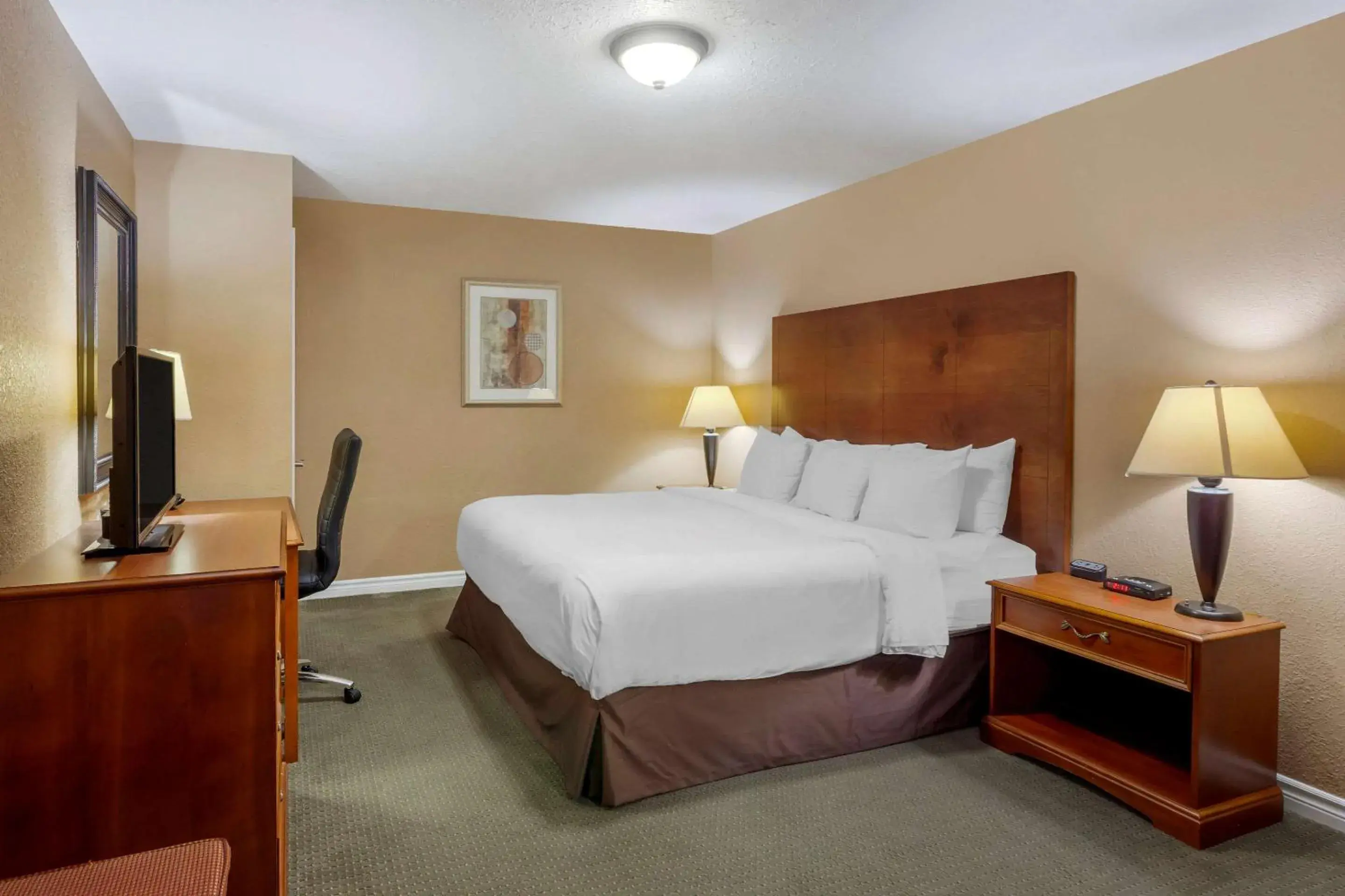 Photo of the whole room, Bed in Comfort Inn & Suites Thousand Islands Harbour District