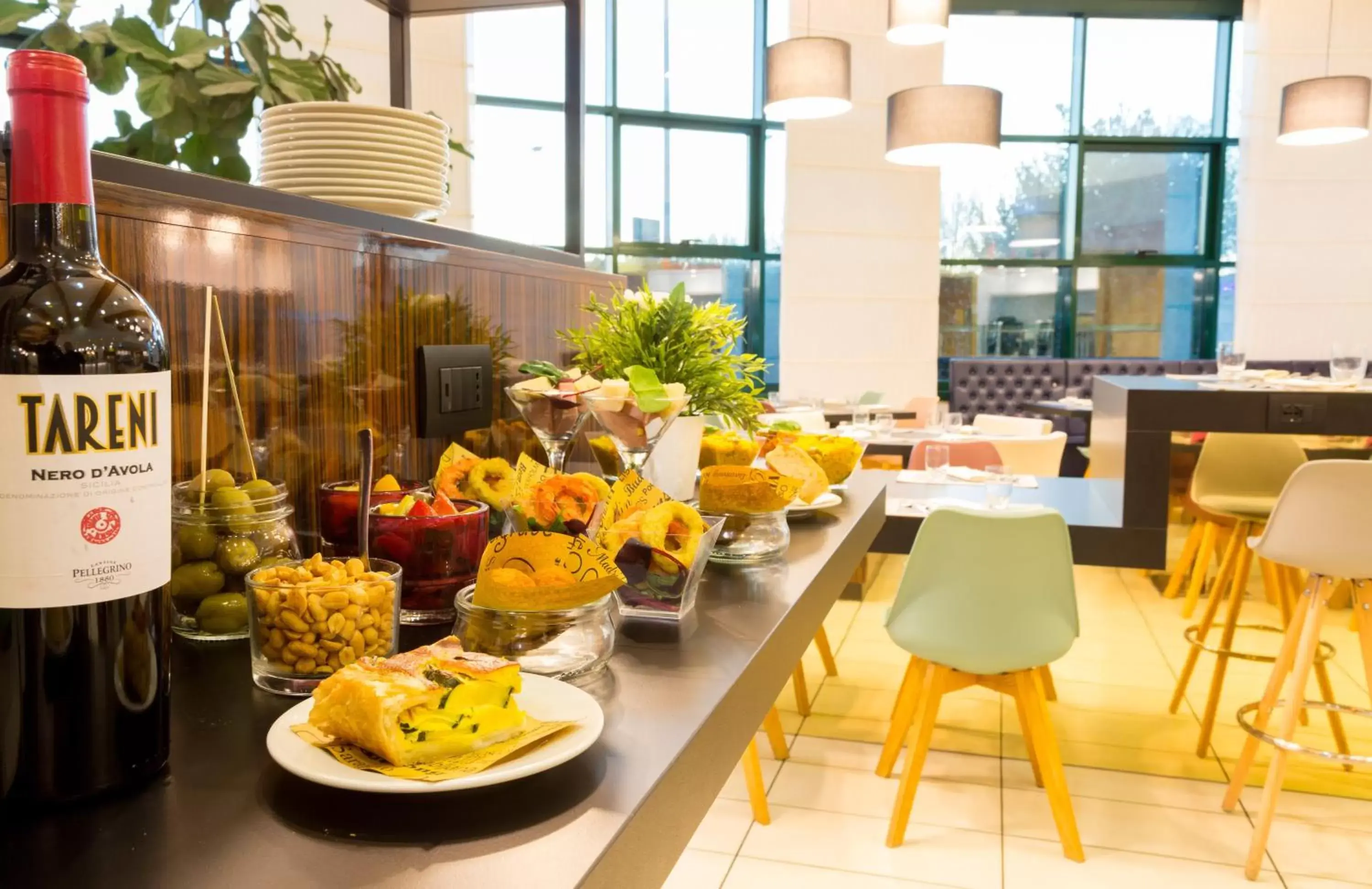 Lounge or bar, Restaurant/Places to Eat in Holiday Inn Bologna - Fiera, an IHG Hotel