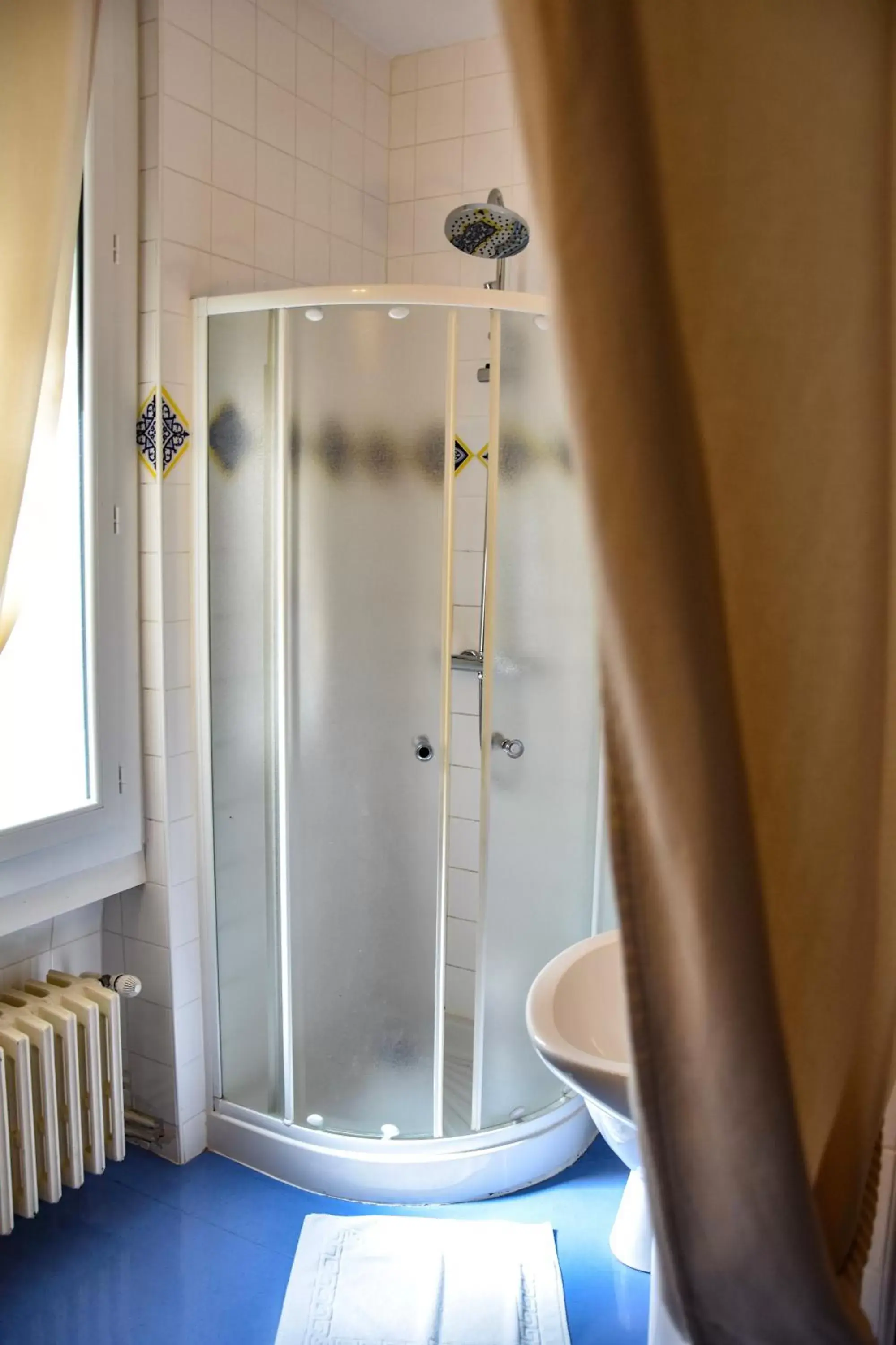 Shower, Bathroom in Hotel des Remparts