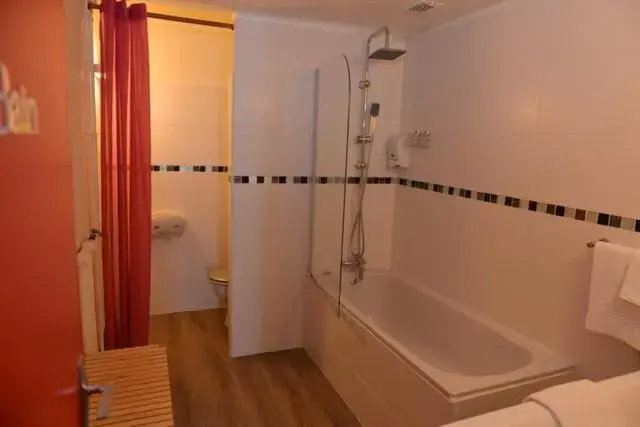 Bathroom in Hôtel Colisée-Verdun Centre Gare Saint-Roch