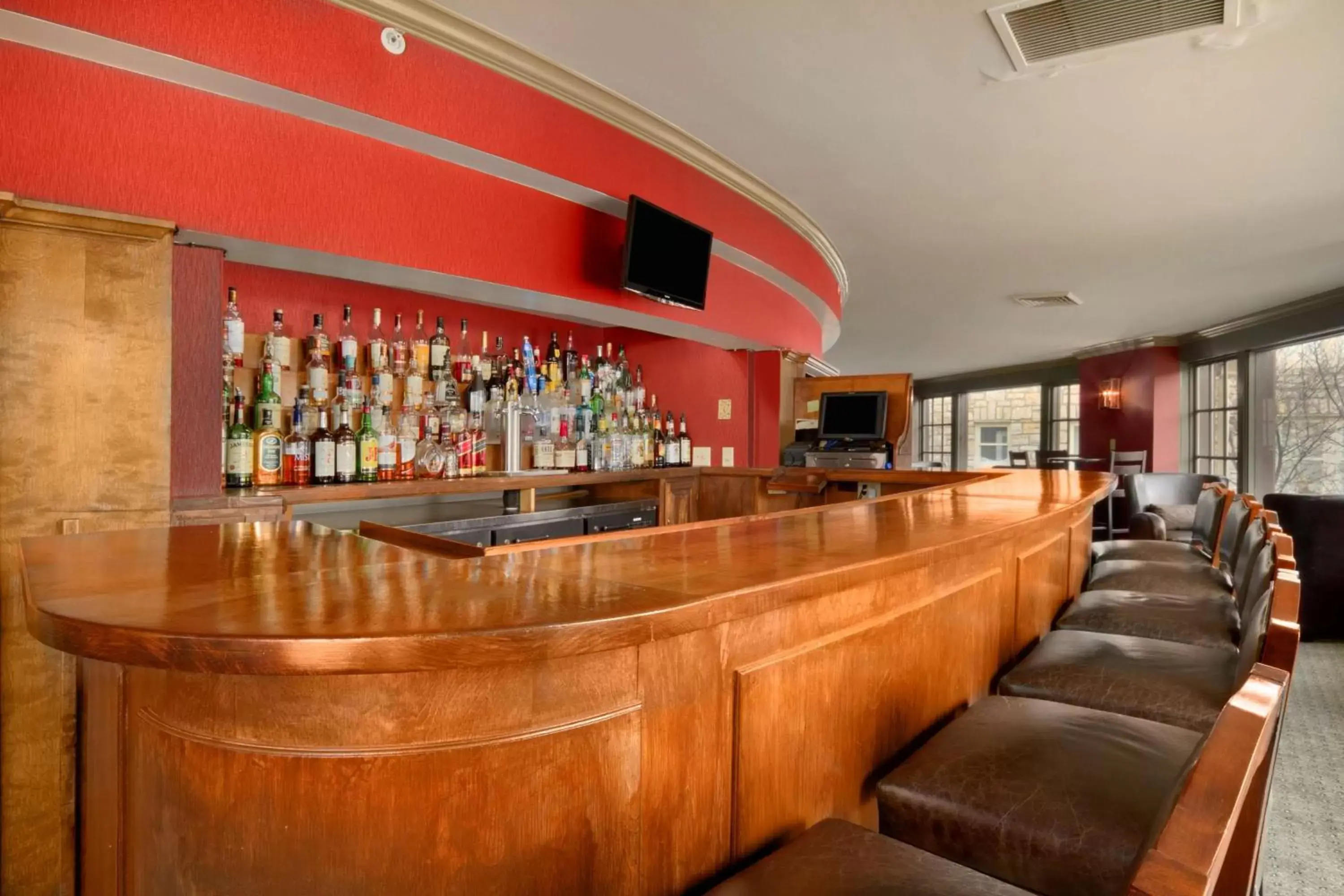 Lounge or bar, Lounge/Bar in The Elms Hotel & Spa, a Destination by Hyatt Hotel