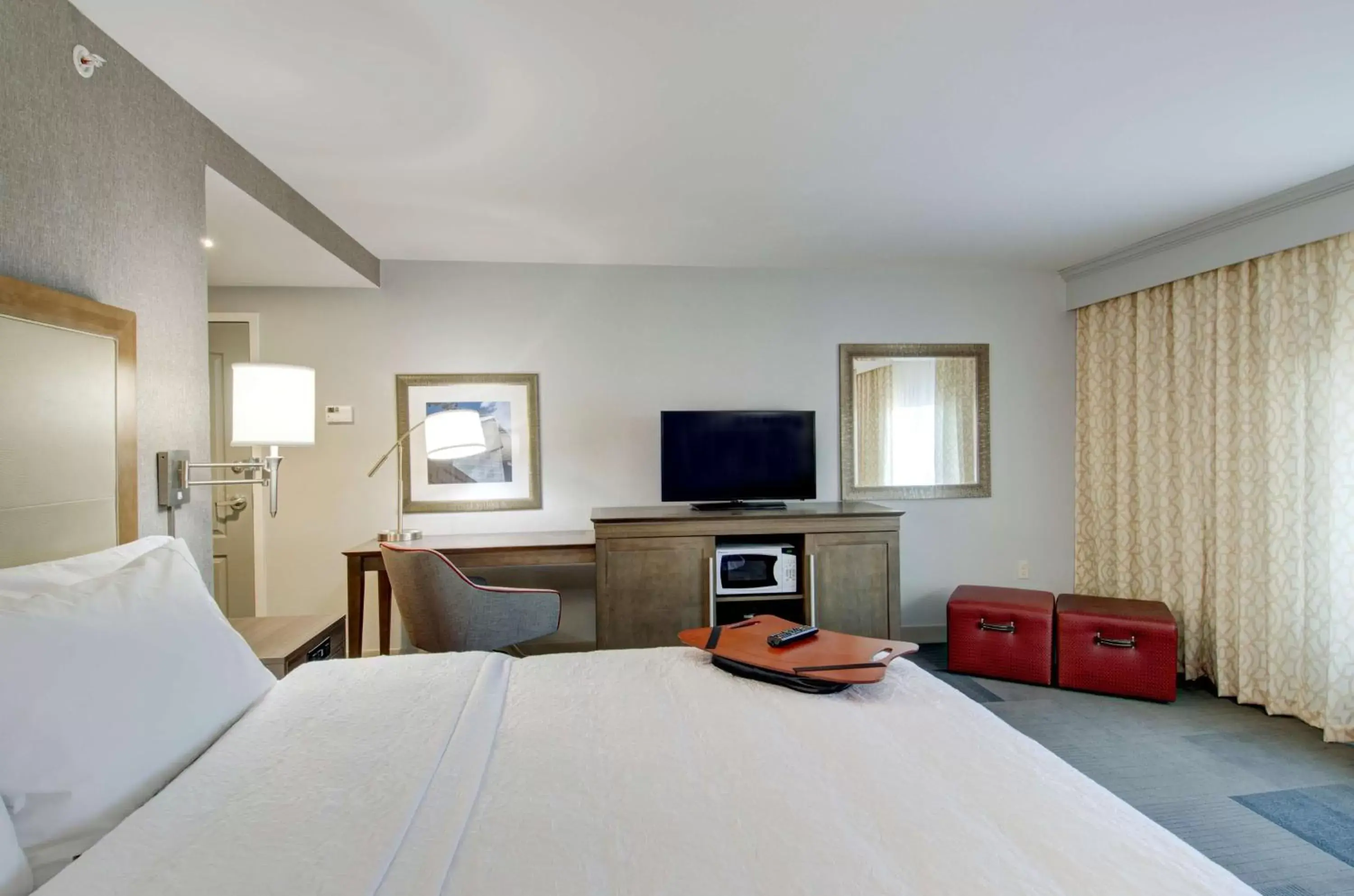 Bed, TV/Entertainment Center in Hampton Inn & Suites Springfield Downtown