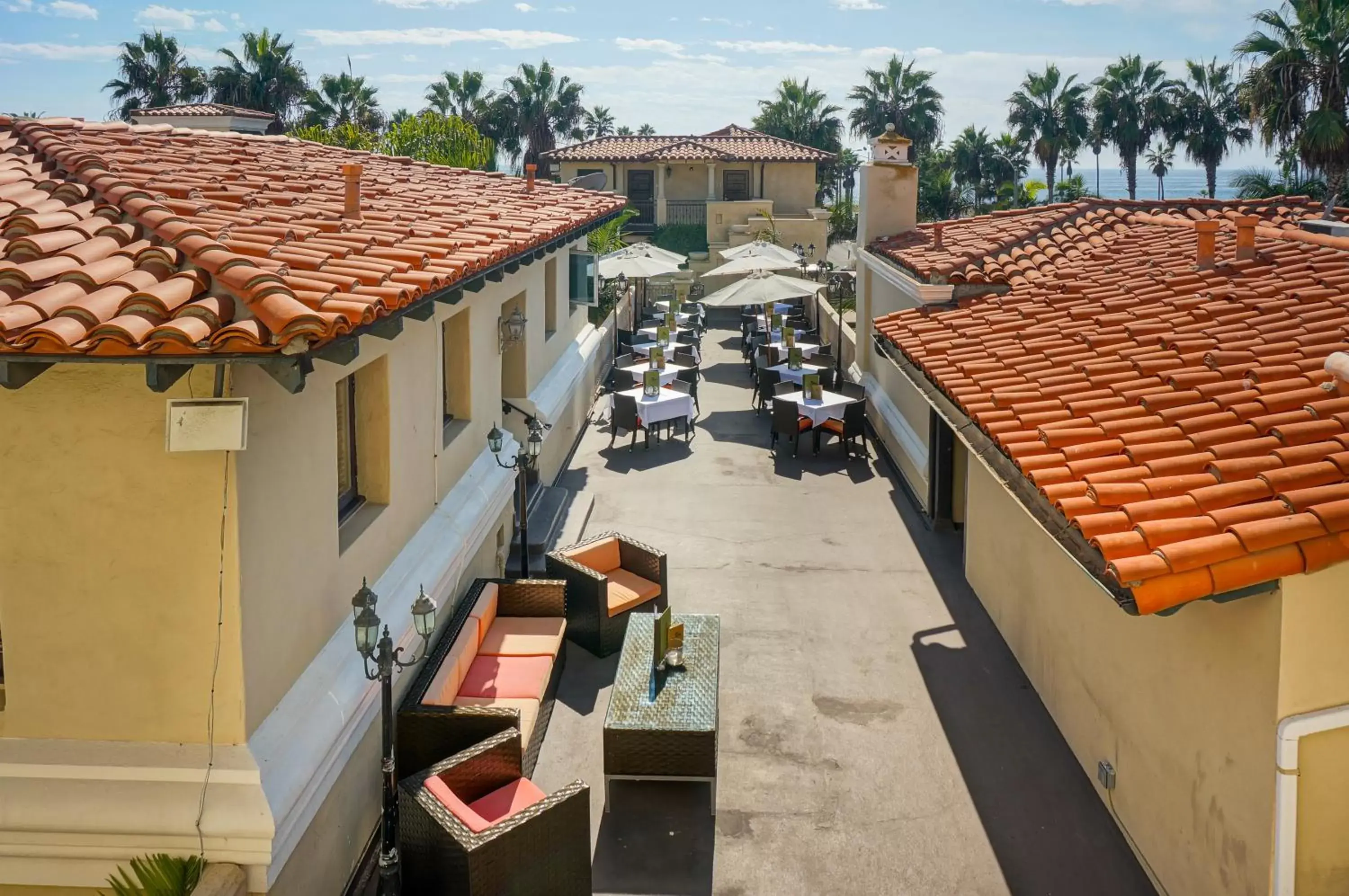 Restaurant/places to eat in Balboa Inn, On The Beach At Newport