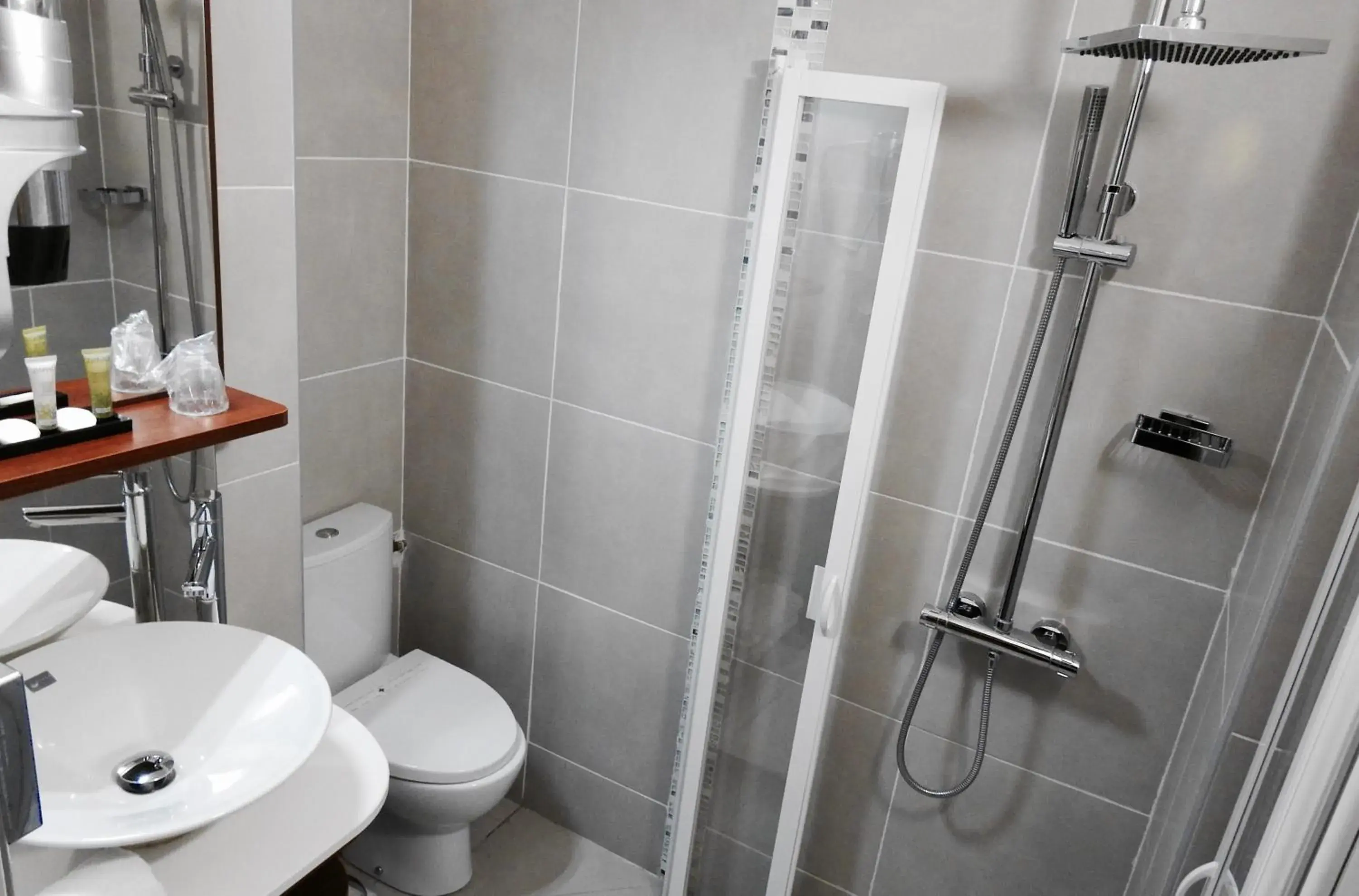 Bathroom in Massilia hôtel