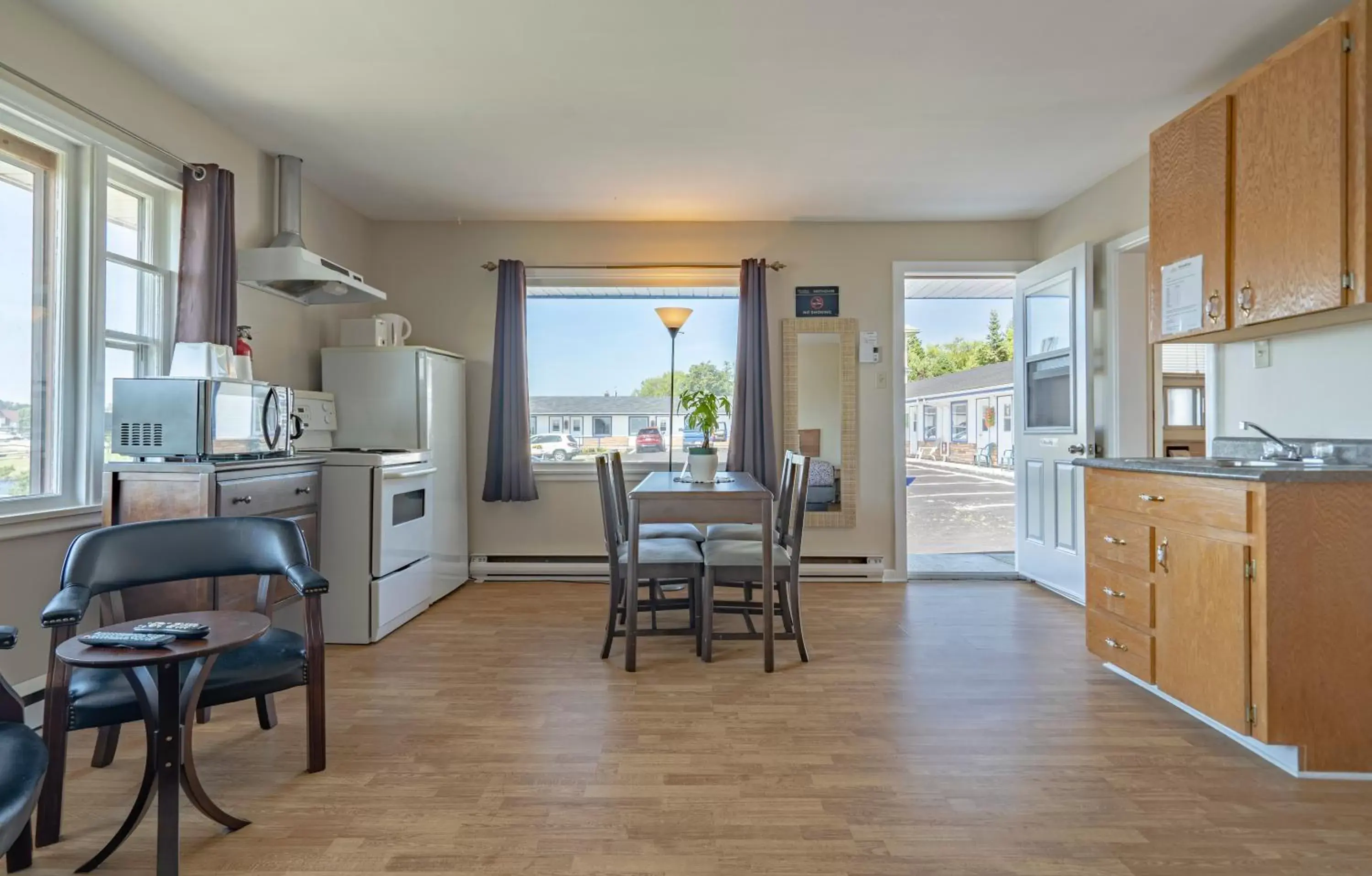 View (from property/room), Kitchen/Kitchenette in Novastar Motel On The Lake