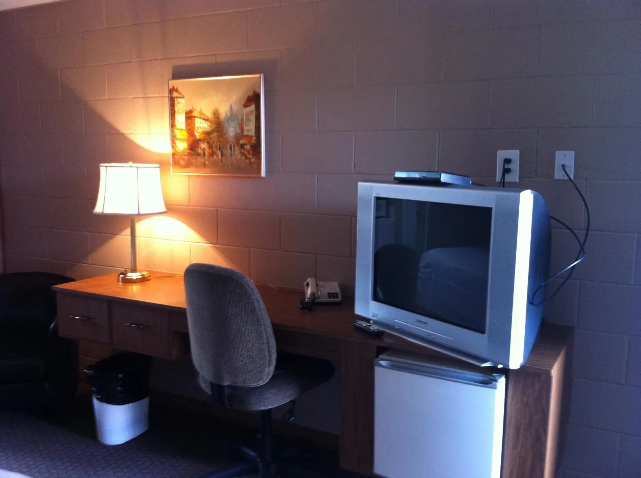 TV and multimedia, TV/Entertainment Center in Rest Easy Motel