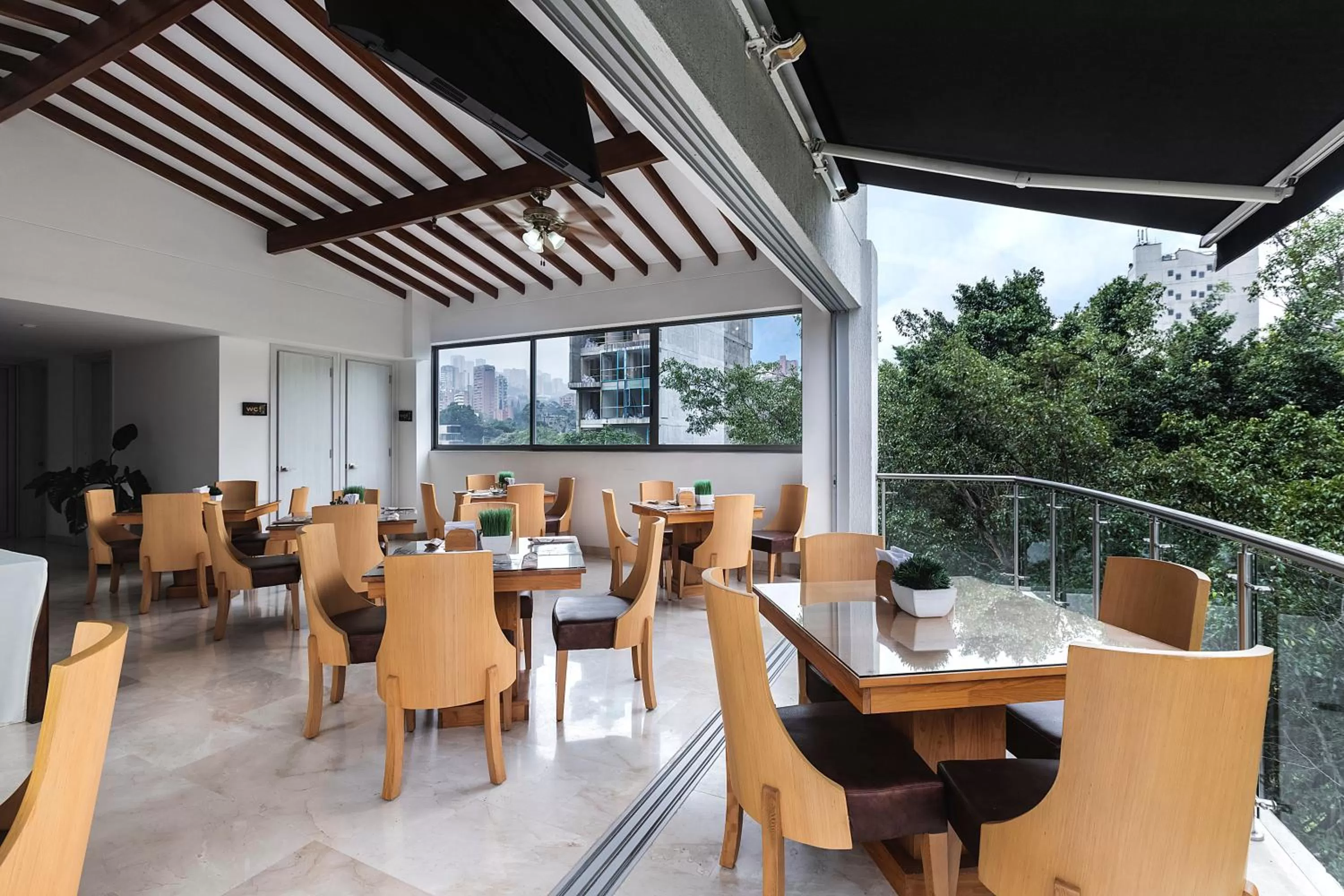 Restaurant/places to eat in Hotel Madeiro