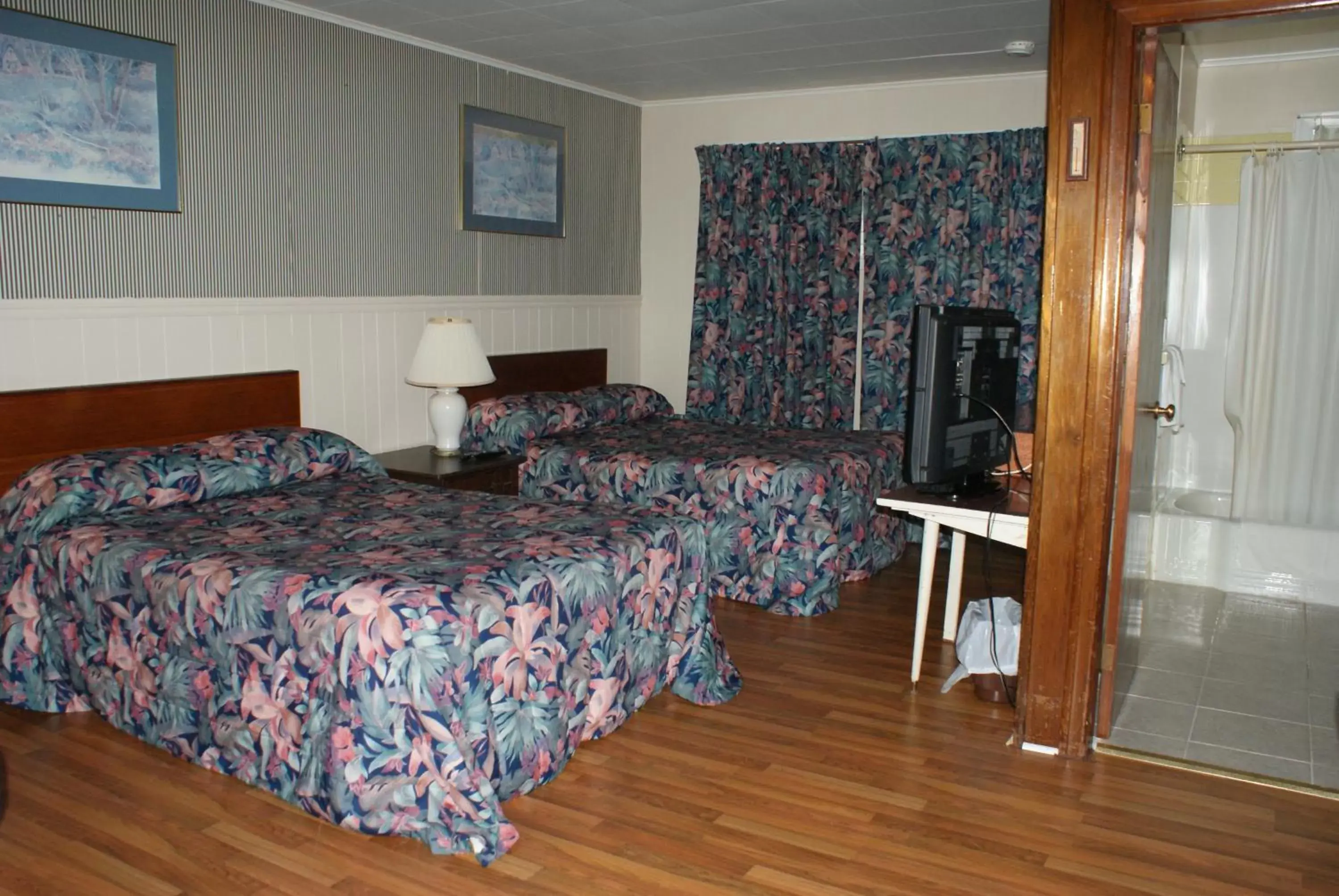 Photo of the whole room, Bed in Regent Motel