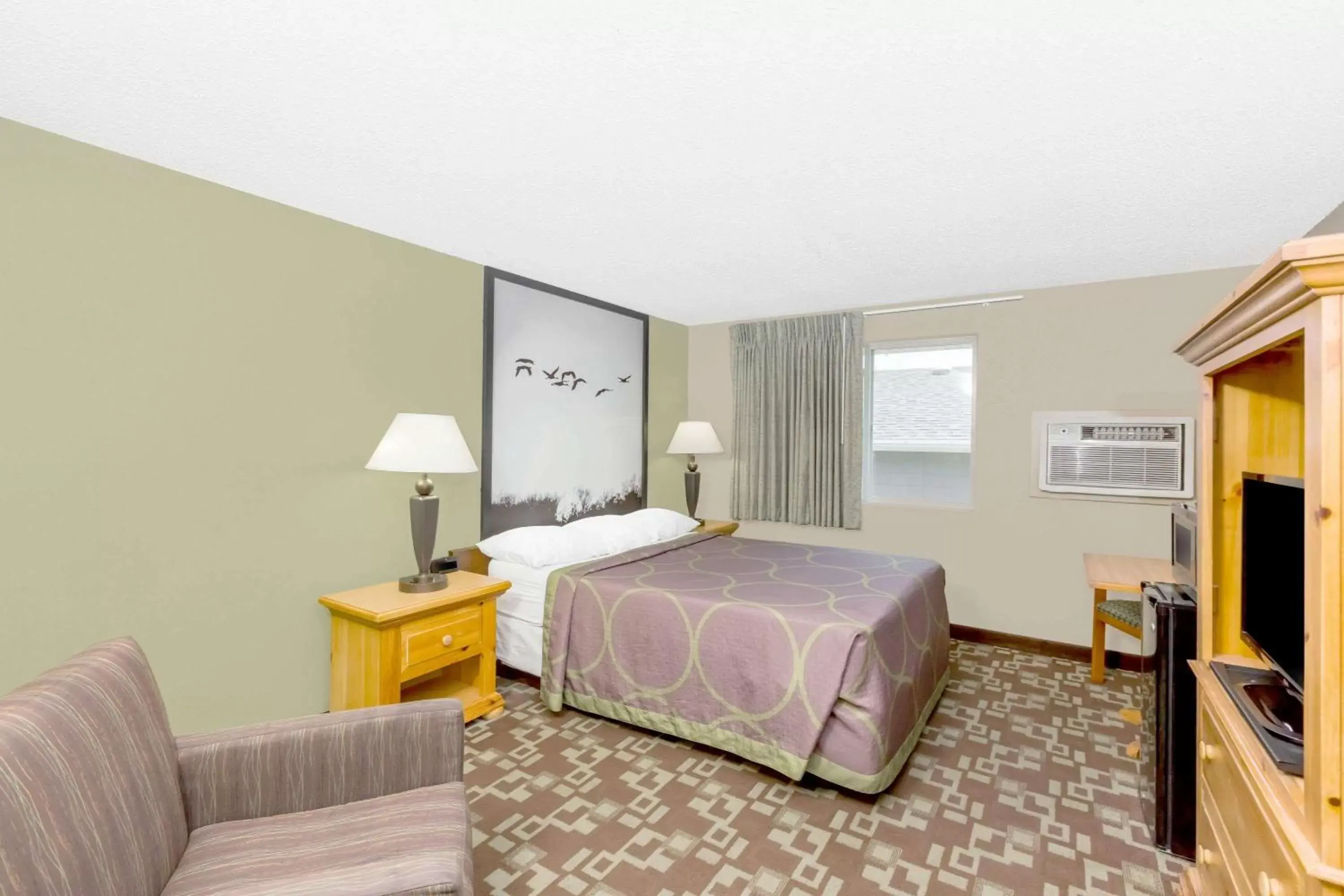 Photo of the whole room, Bed in Super 8 by Wyndham Kearney