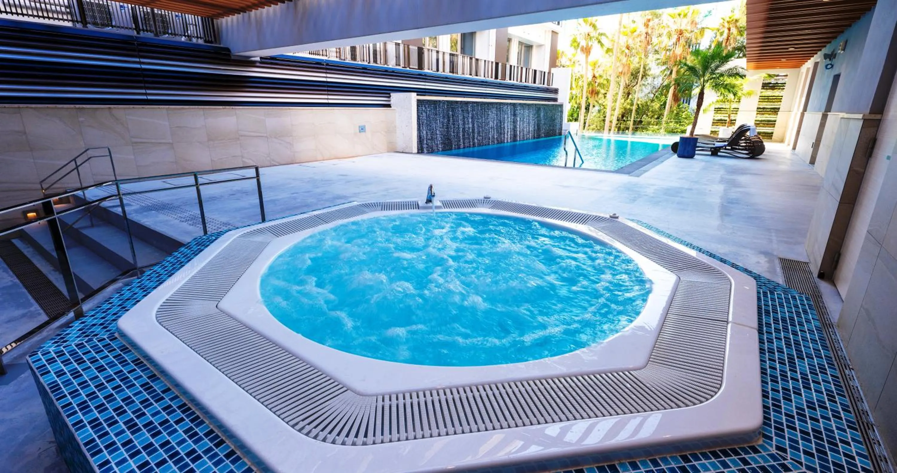 Swimming pool in HOTEL SANSUI NAHA Ryukyu Onsen Naminoue-No-Yu