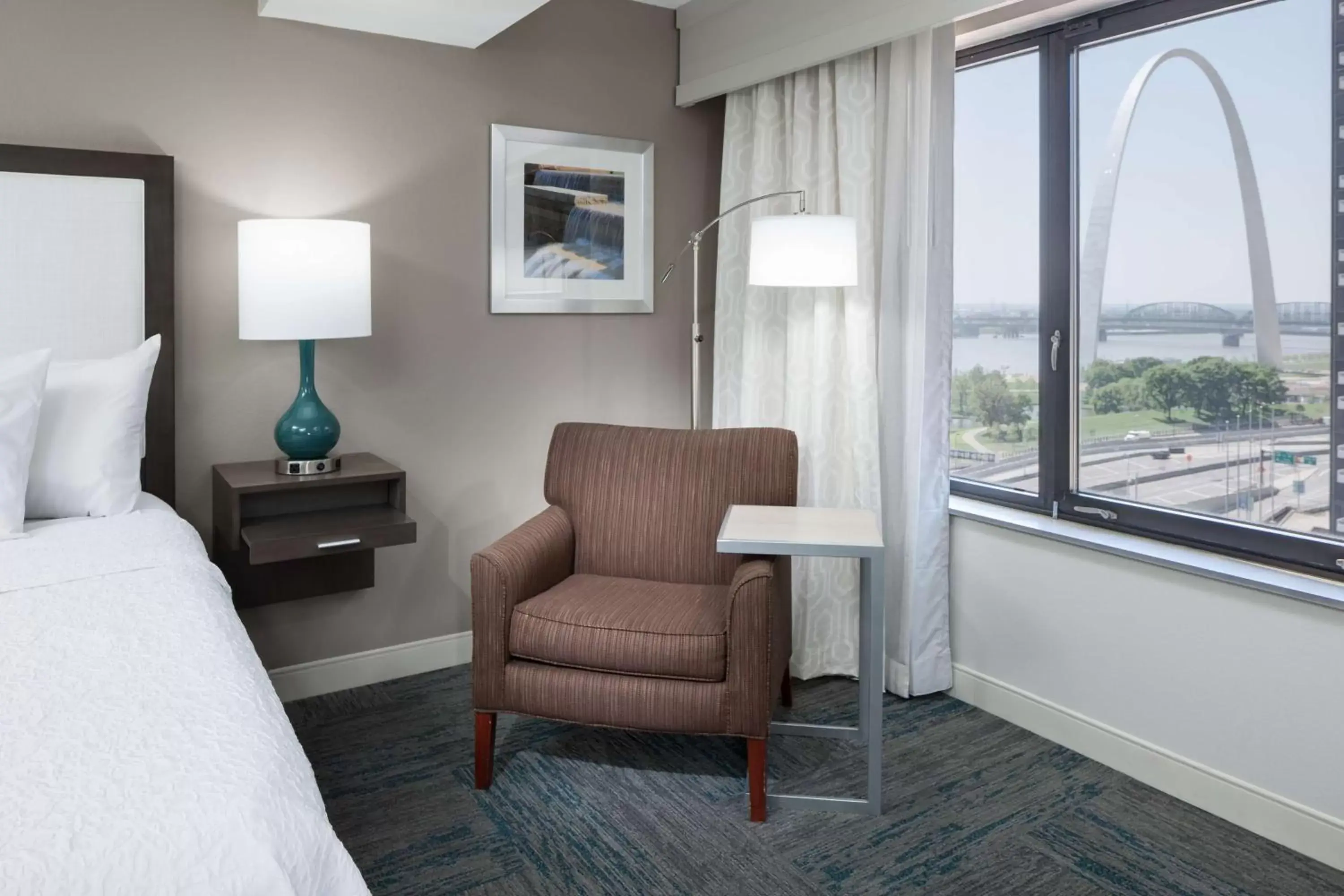 Bed, Seating Area in Hampton Inn St Louis- at the Arch