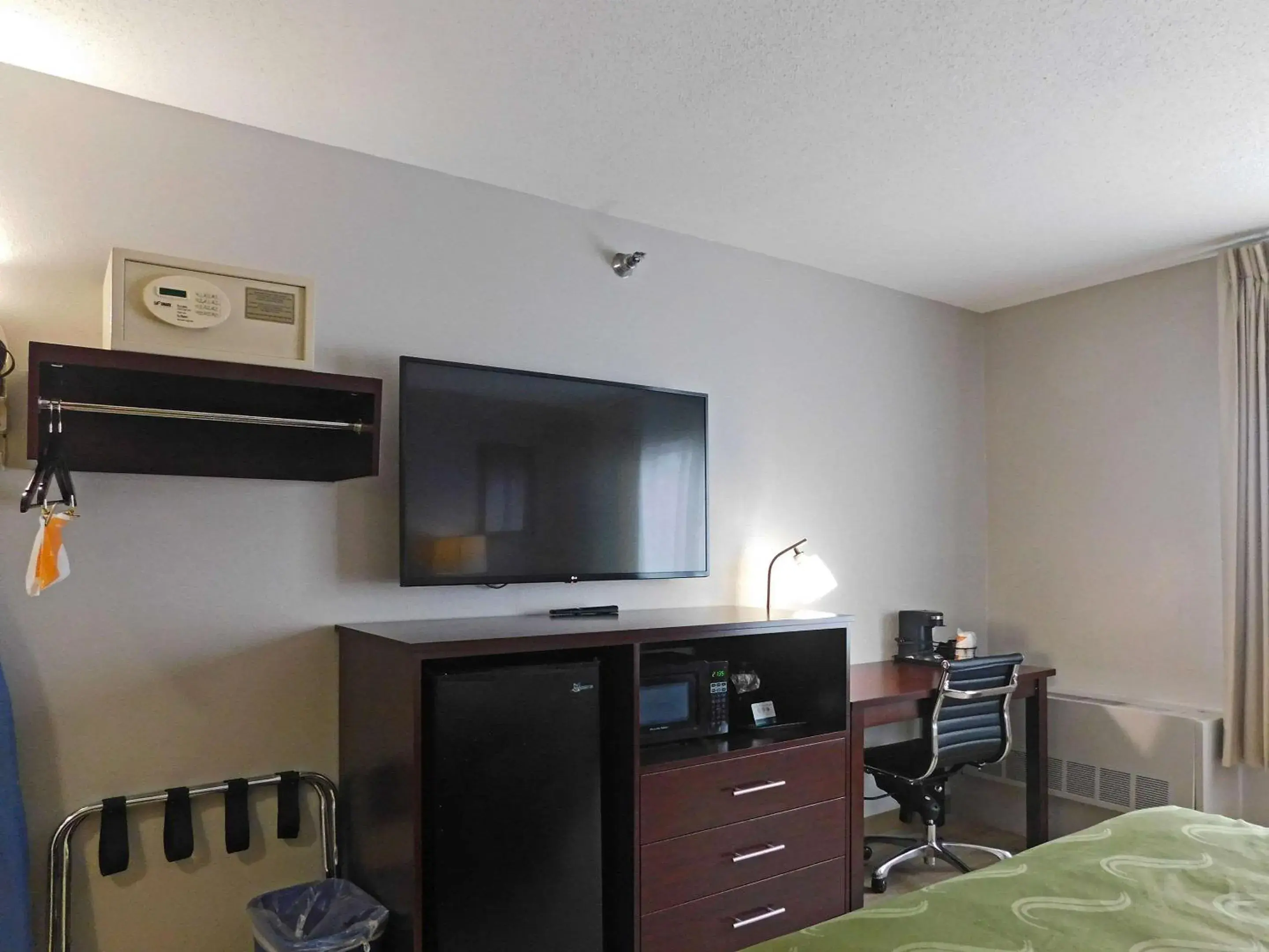 Bedroom, TV/Entertainment Center in Quality Inn Colchester