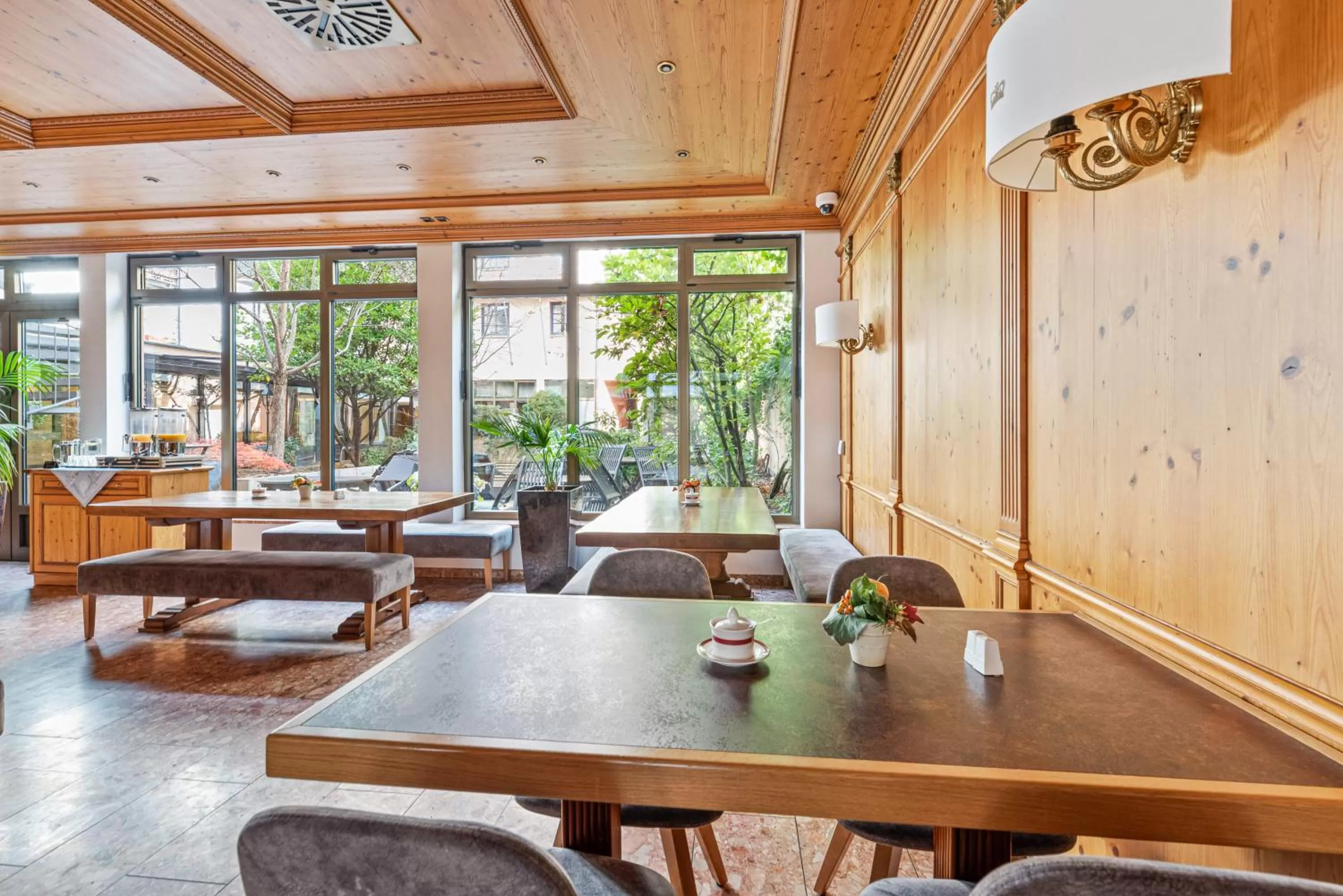 Seating area in King's Hotel Center Superior