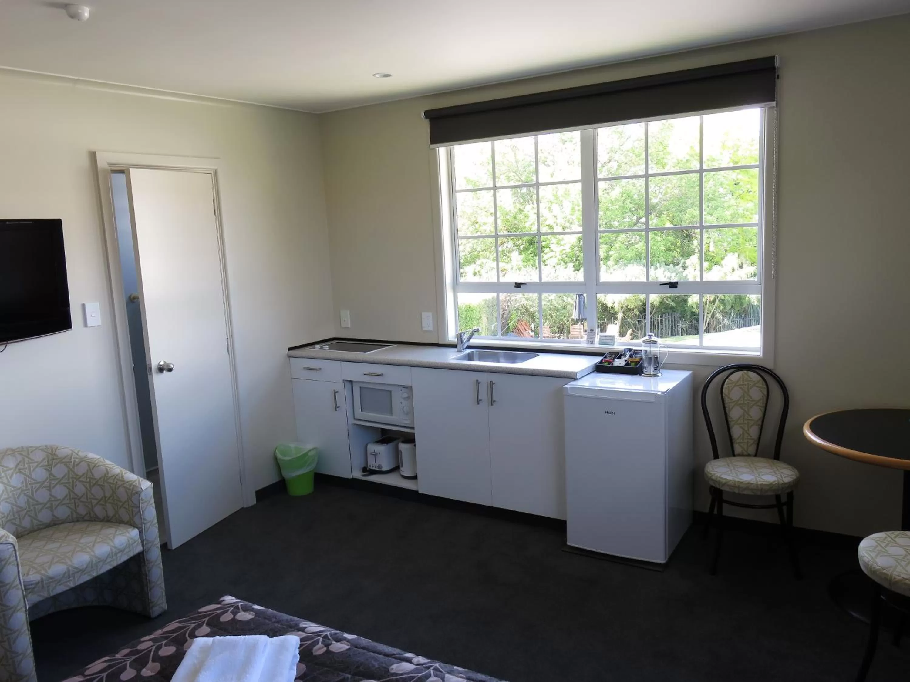 Kitchen or kitchenette in Admirals Motor Lodge