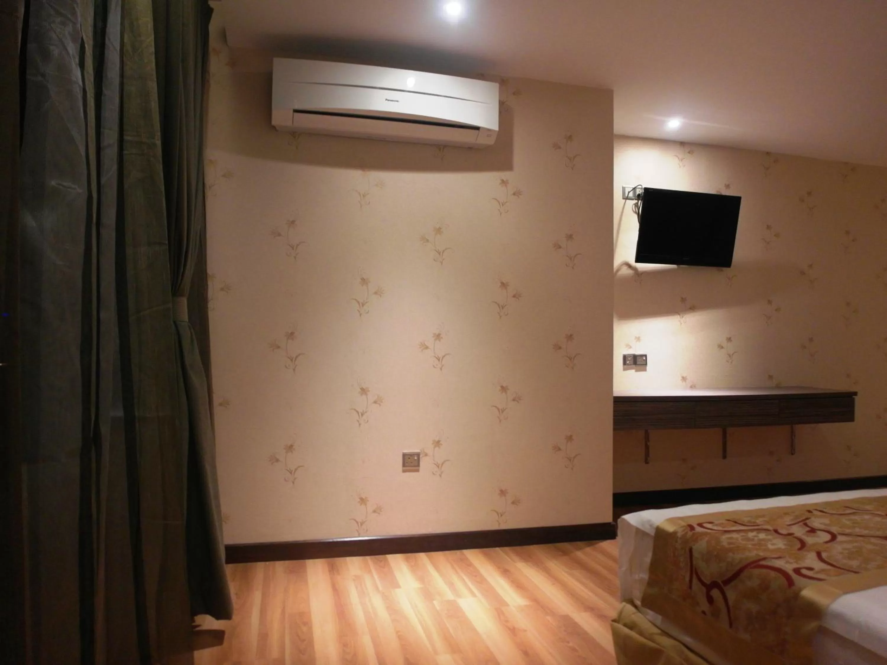 Bedroom, Bed in Mandarin Hotel Kota Kinabalu