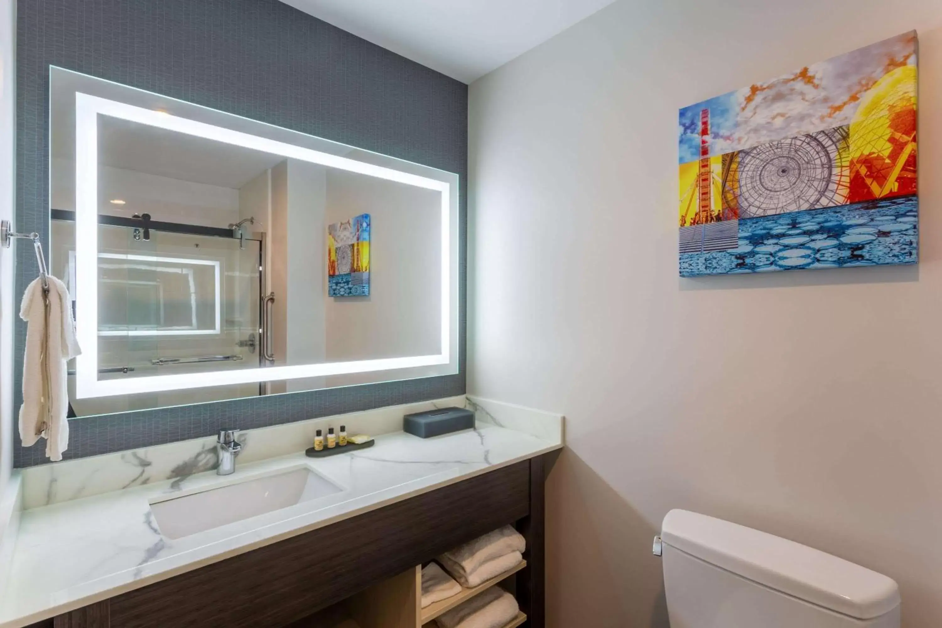Bathroom in La Quinta Inn & Suites by Wyndham Shorewood
