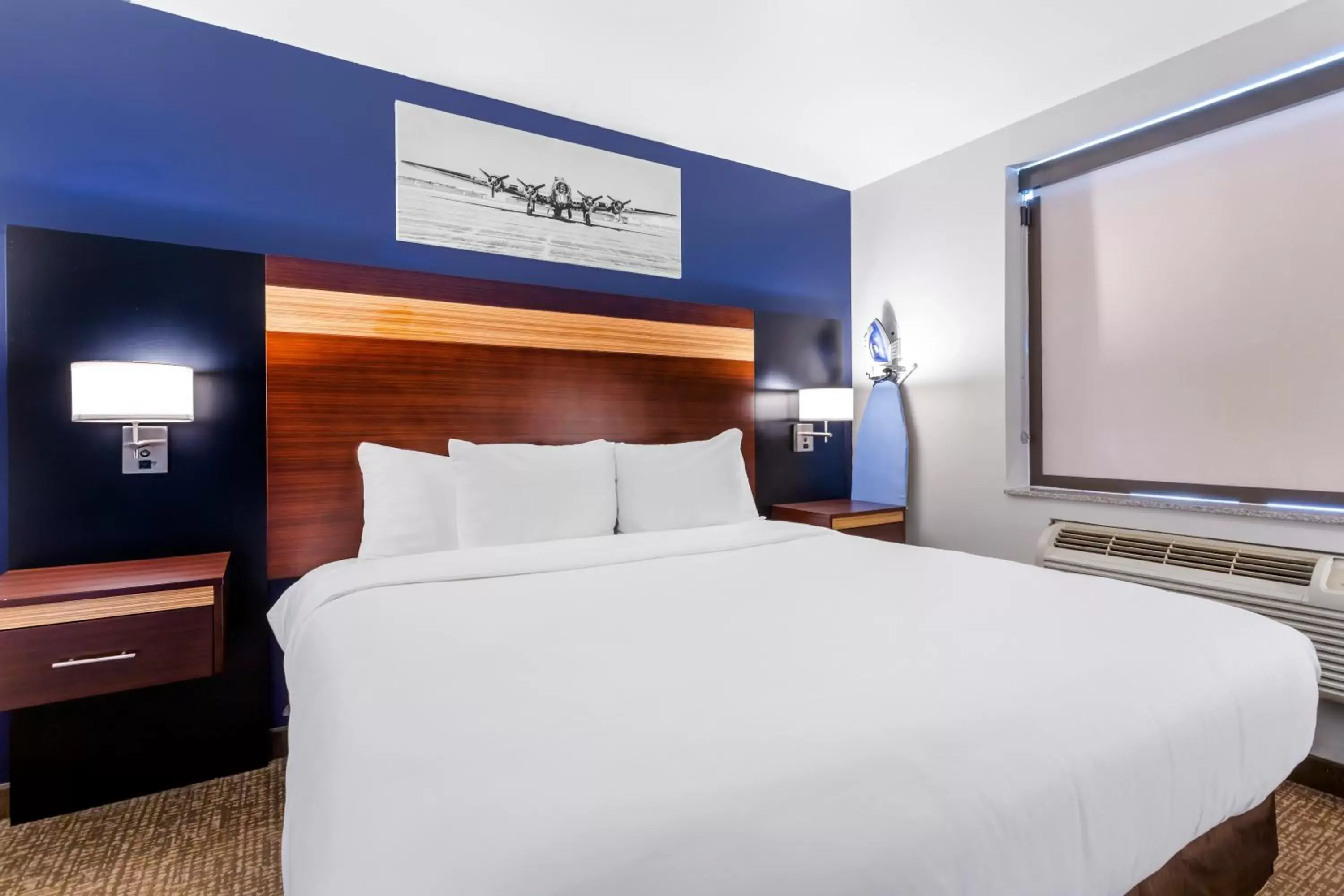 Bed in Avion Inn Near LGA Airport, Ascend Hotel Collection
