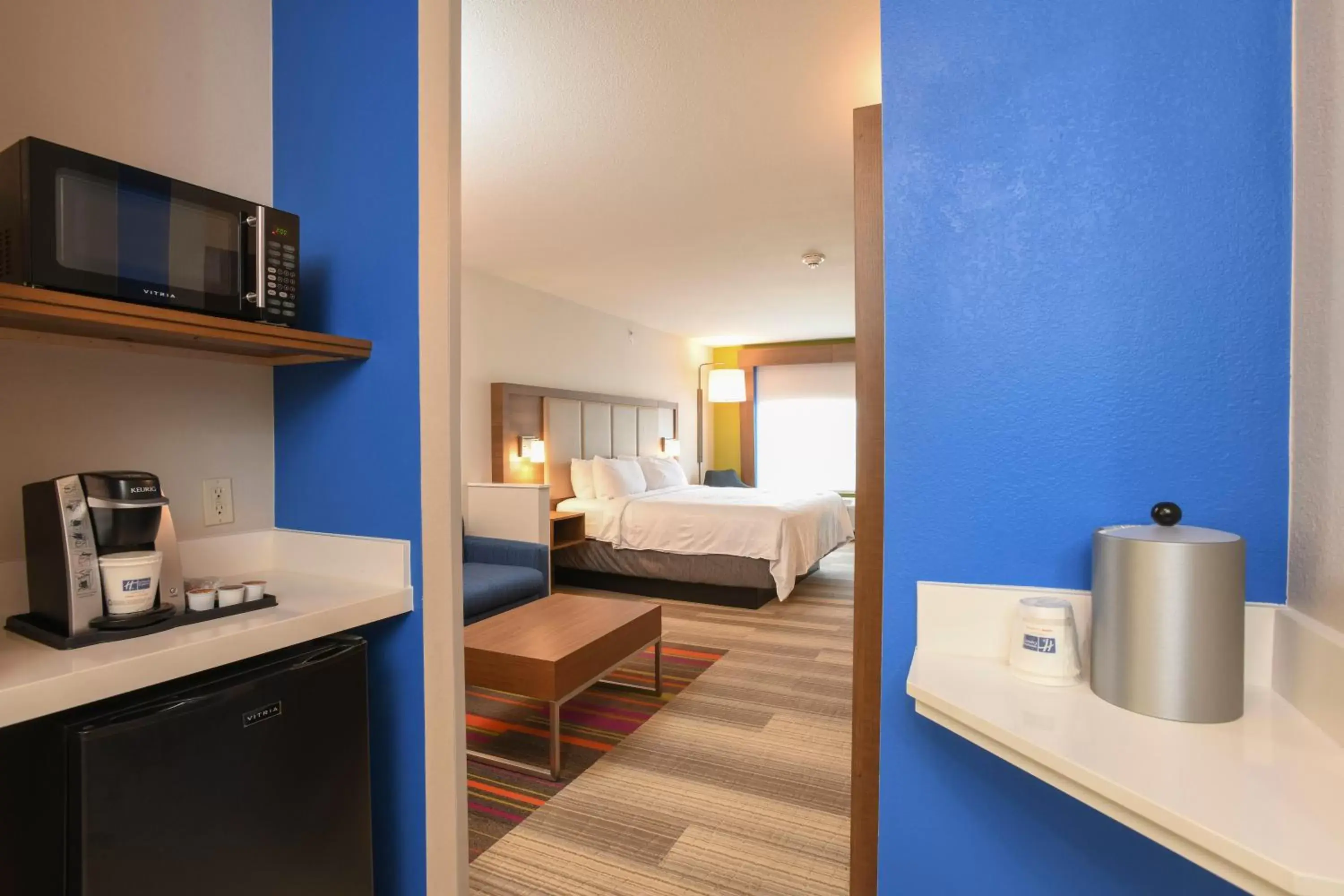 Photo of the whole room, Kitchen/Kitchenette in Holiday Inn Express Hotel & Suites Richwood - Cincinnati South, an IHG Hotel