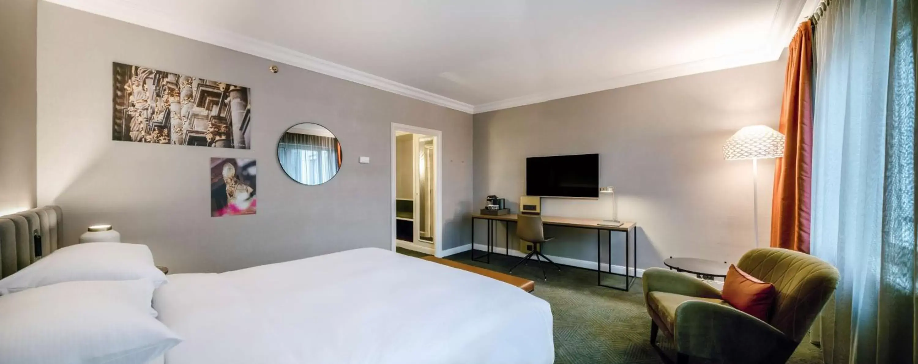 Bed, TV/Entertainment Center in Hilton Brussels Grand Place
