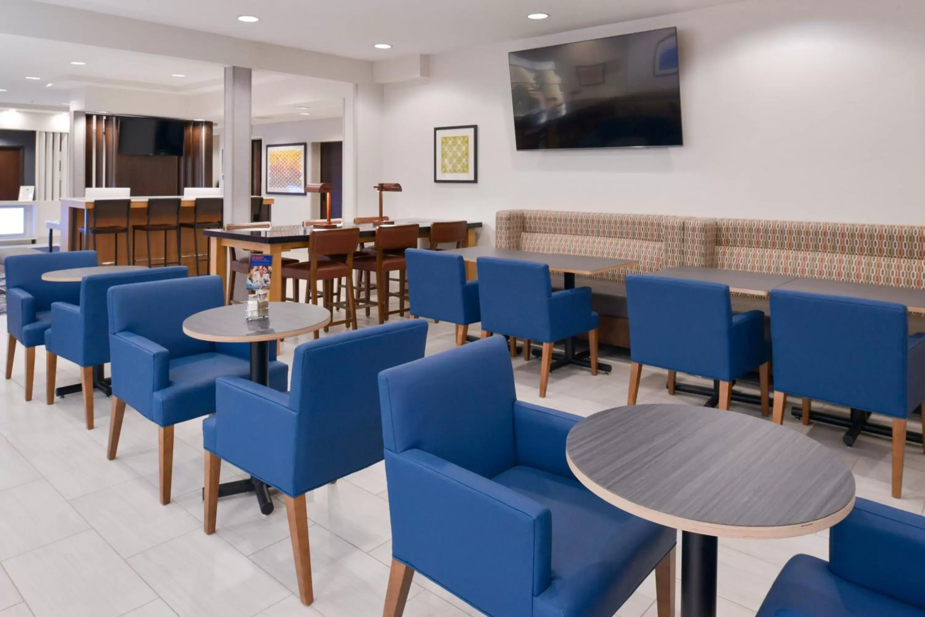 Breakfast, Restaurant/Places to Eat in Holiday Inn Express Wixom, an IHG Hotel