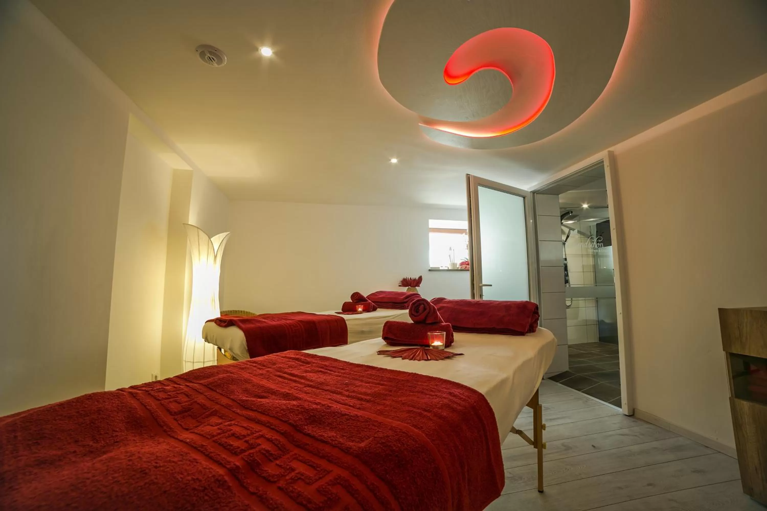 Massage, Bed in Hotel & Restaurant "Deutscher Kaiser"