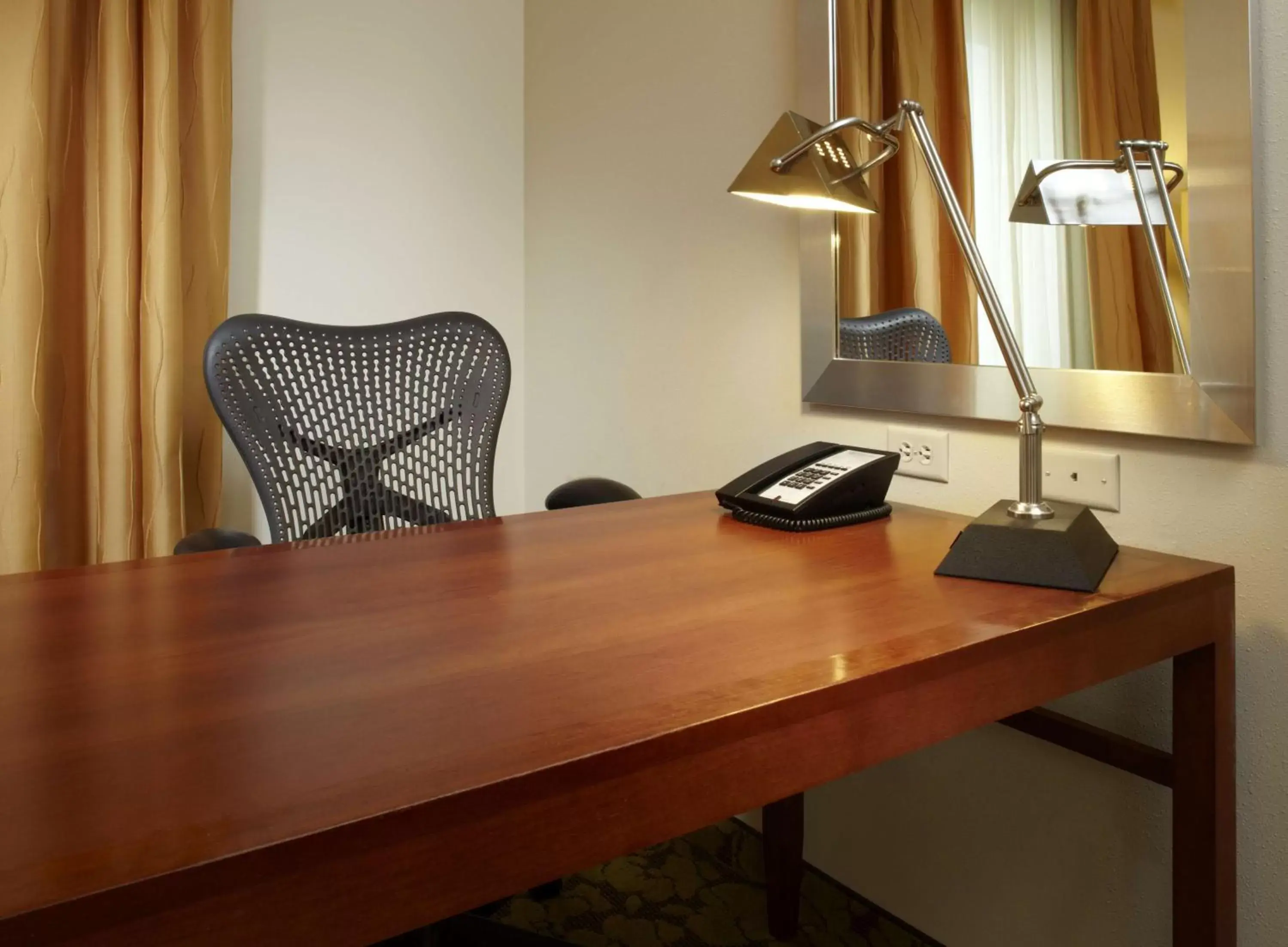 Bed, Seating Area in Hilton Garden Inn Dallas Arlington