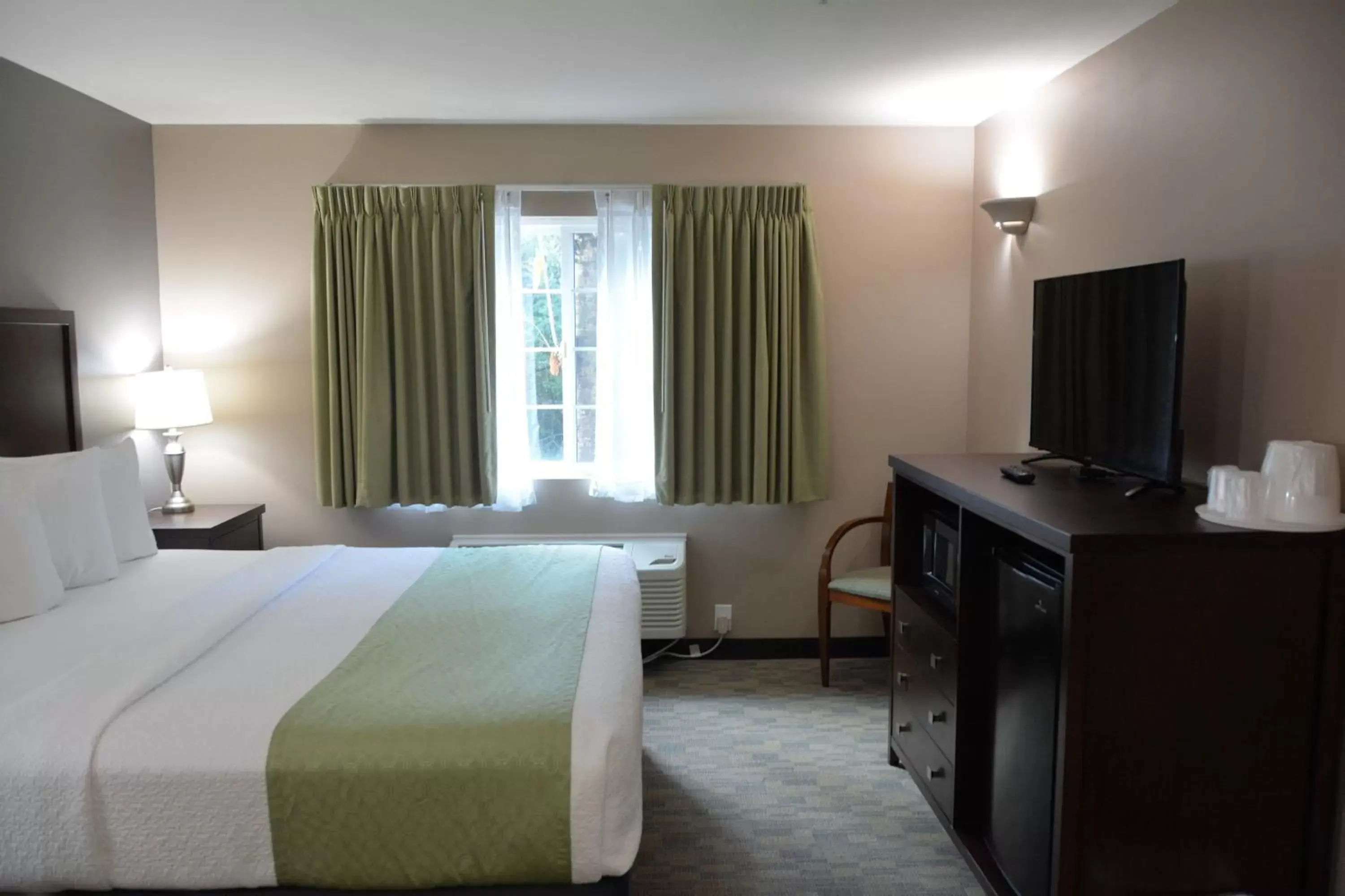 Bed in FairBridge Inn & Suites DuPont