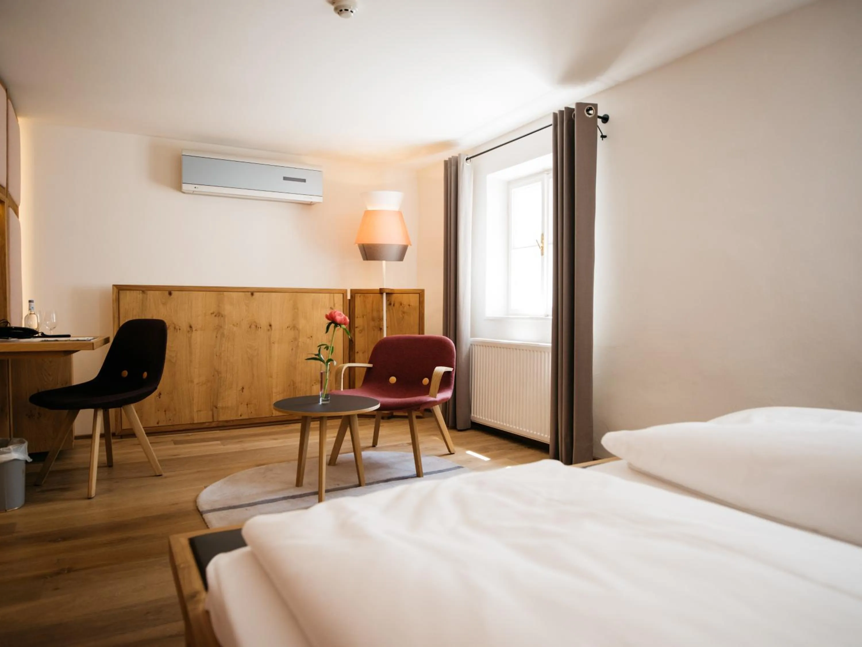 Seating area, Bed in artHotel Blaue Gans