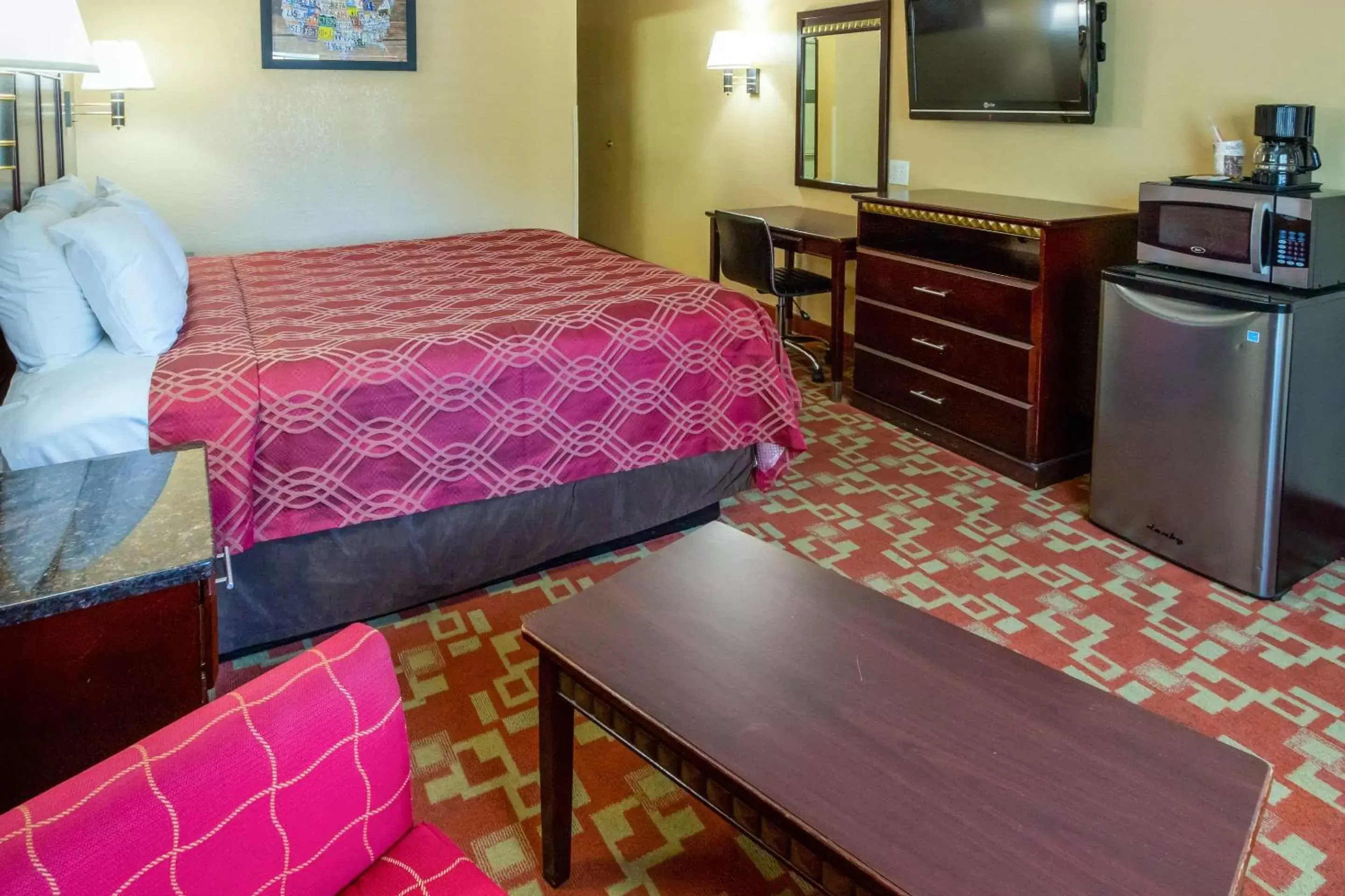 Photo of the whole room, Bed in Econo Lodge Inn & Suites Fallbrook Downtown