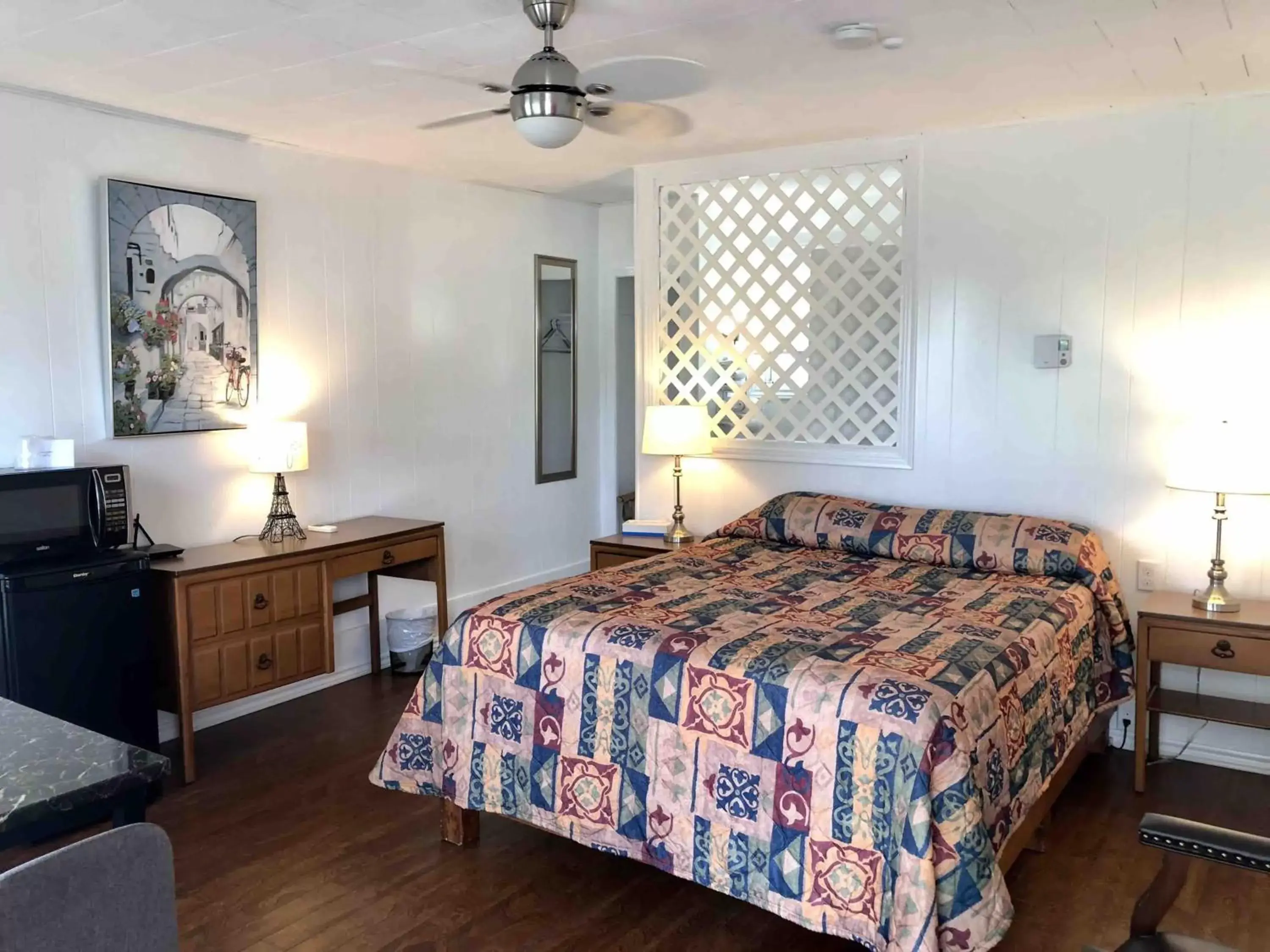 Photo of the whole room, Bed in Lakelawn B&B and Motel