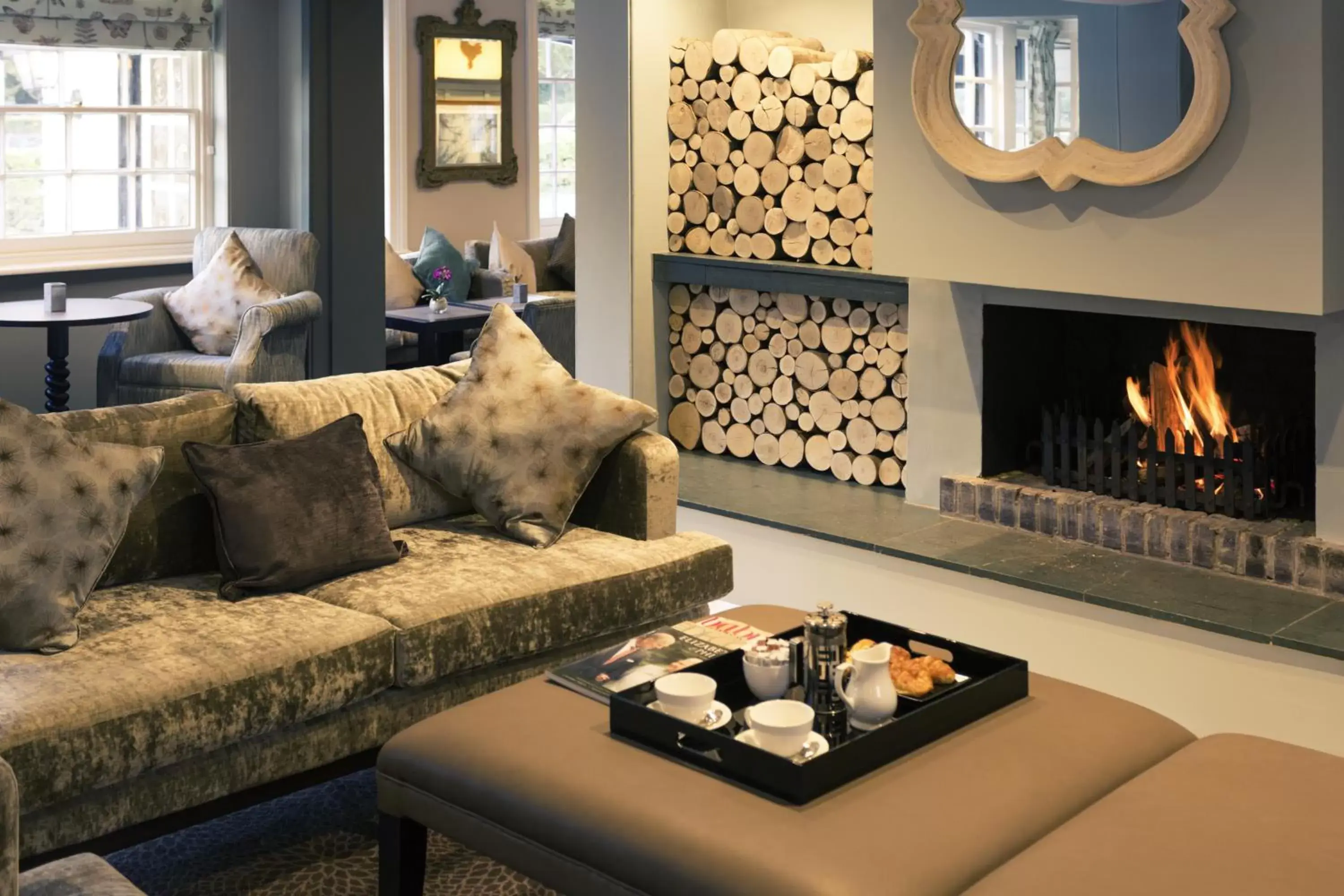 Lounge or bar, Seating Area in Mercure Box Hill Burford Bridge Hotel