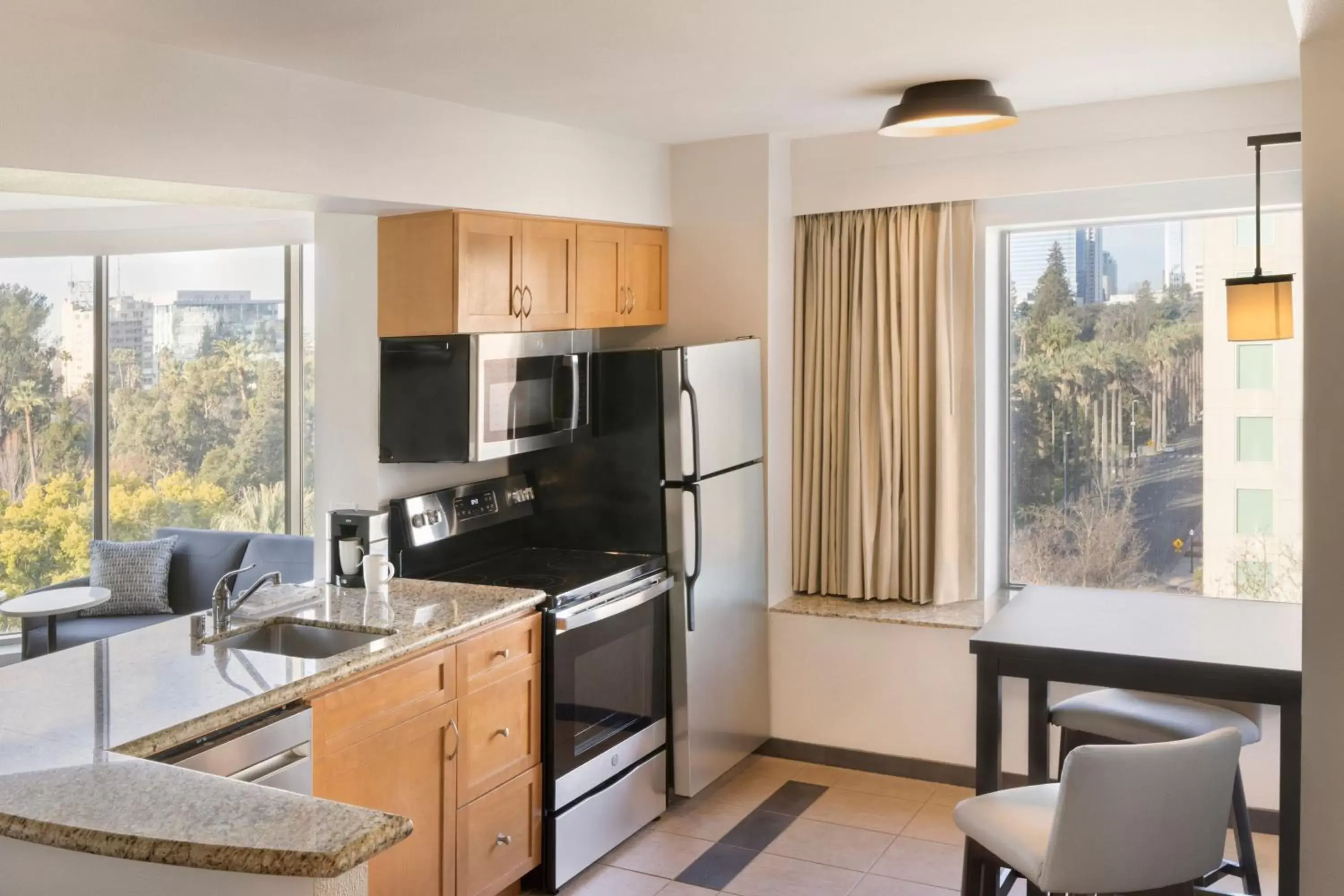 Living room, Kitchen/Kitchenette in Residence Inn by Marriott Sacramento Downtown at Capitol Park