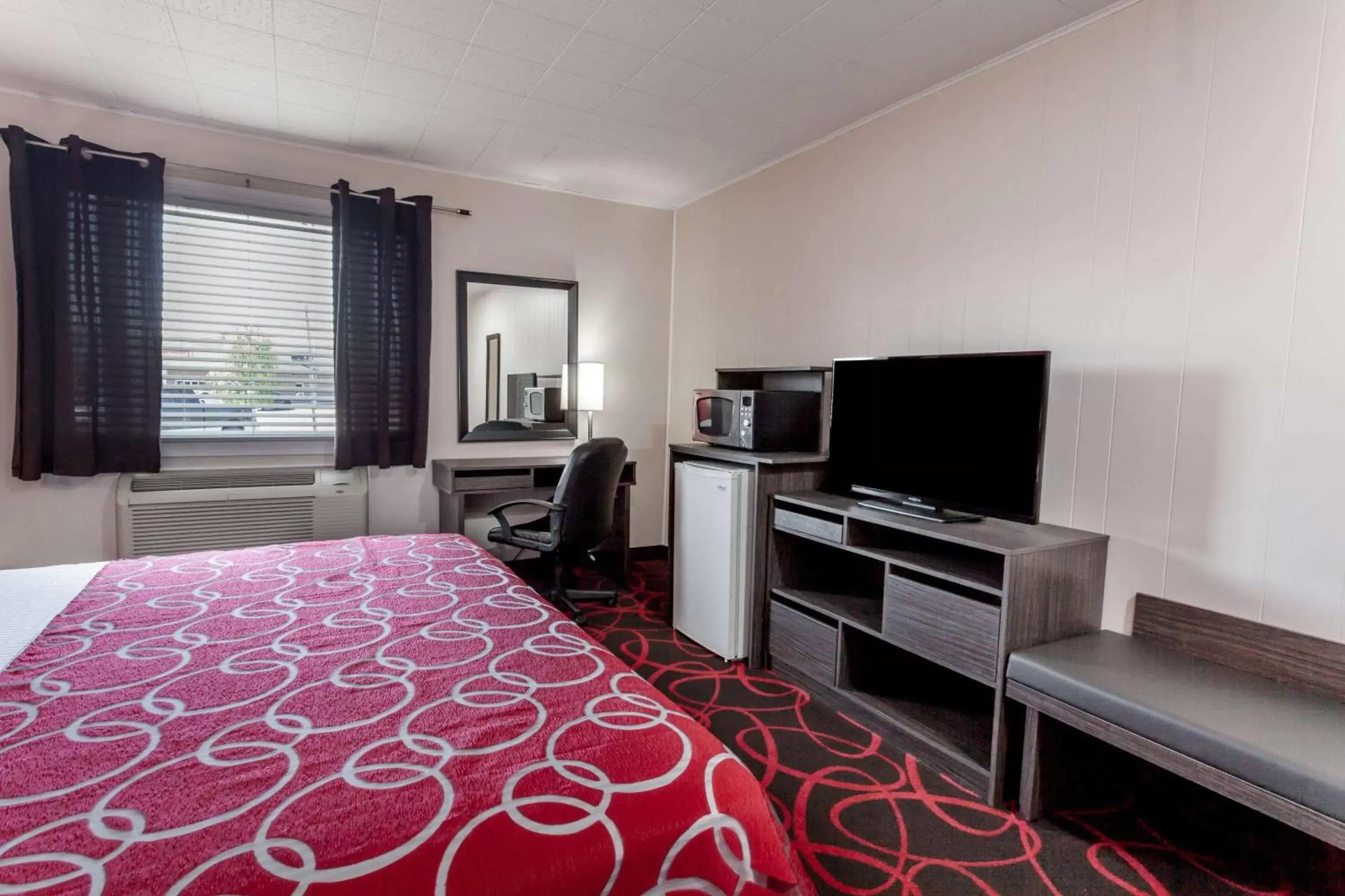 Photo of the whole room, Bed in Super 8 by Wyndham Kirkland Lake Photo of the whole room, Bed in Super 8 by Wyndham Kirkland Lake