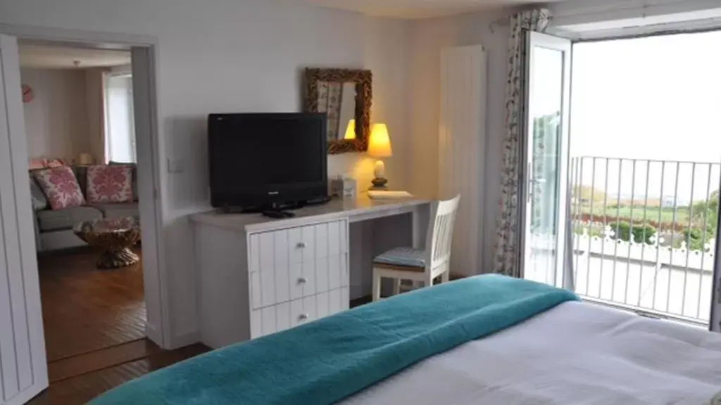 Bed, TV/Entertainment Center in Chesil Beach Lodge