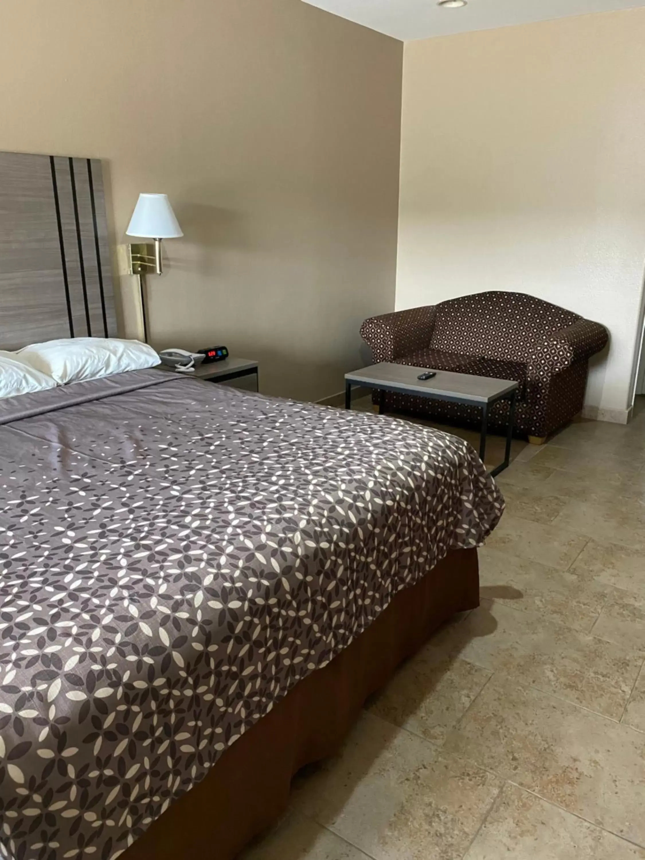 Bed in Los Fresnos Inn and Suites