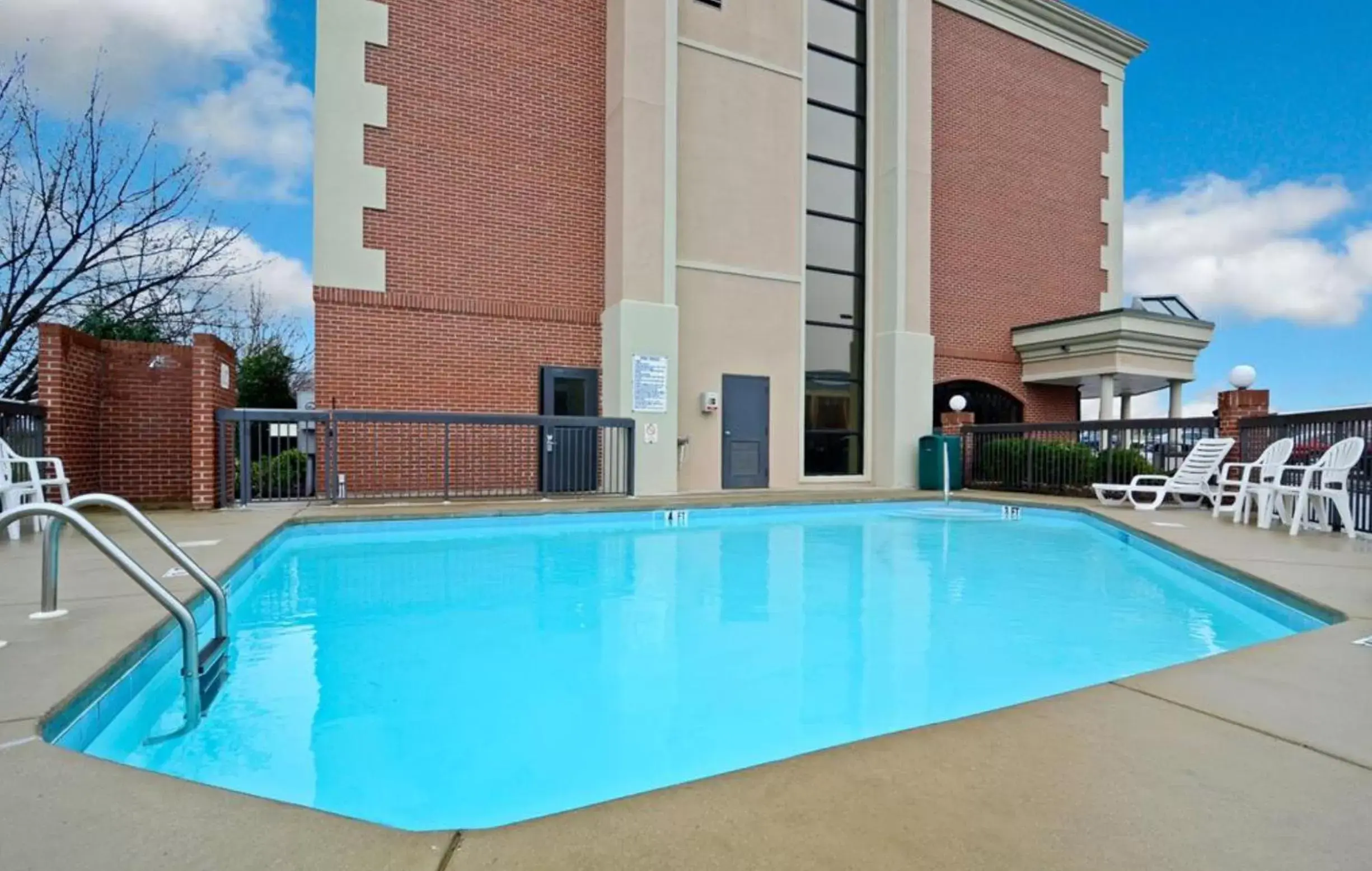 Swimming pool in Clarion Pointe Greensboro Airport Swimming pool in Clarion Pointe Greensboro Airport
