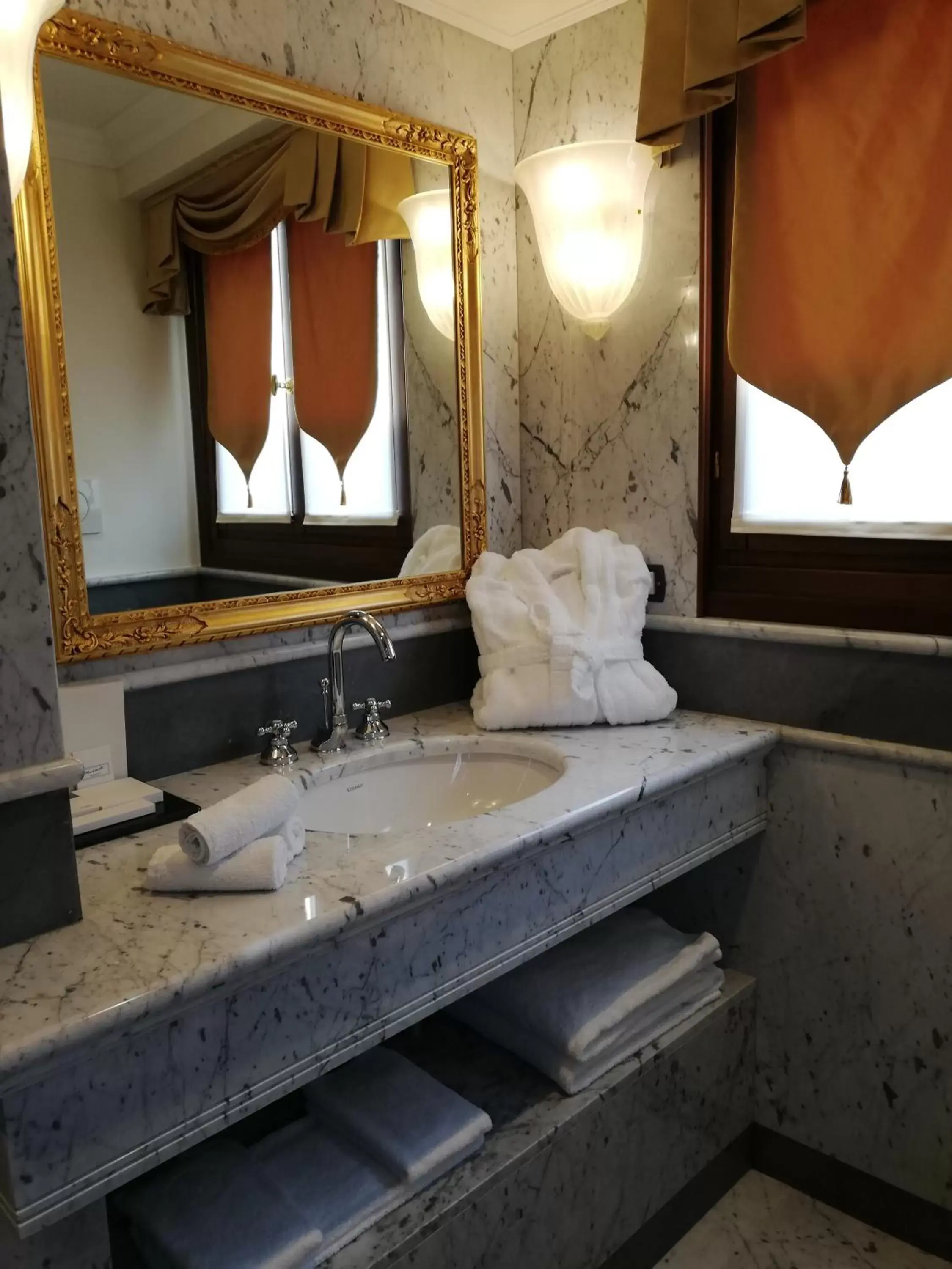 Bathroom in Ca' Bonfadini Historic Experience