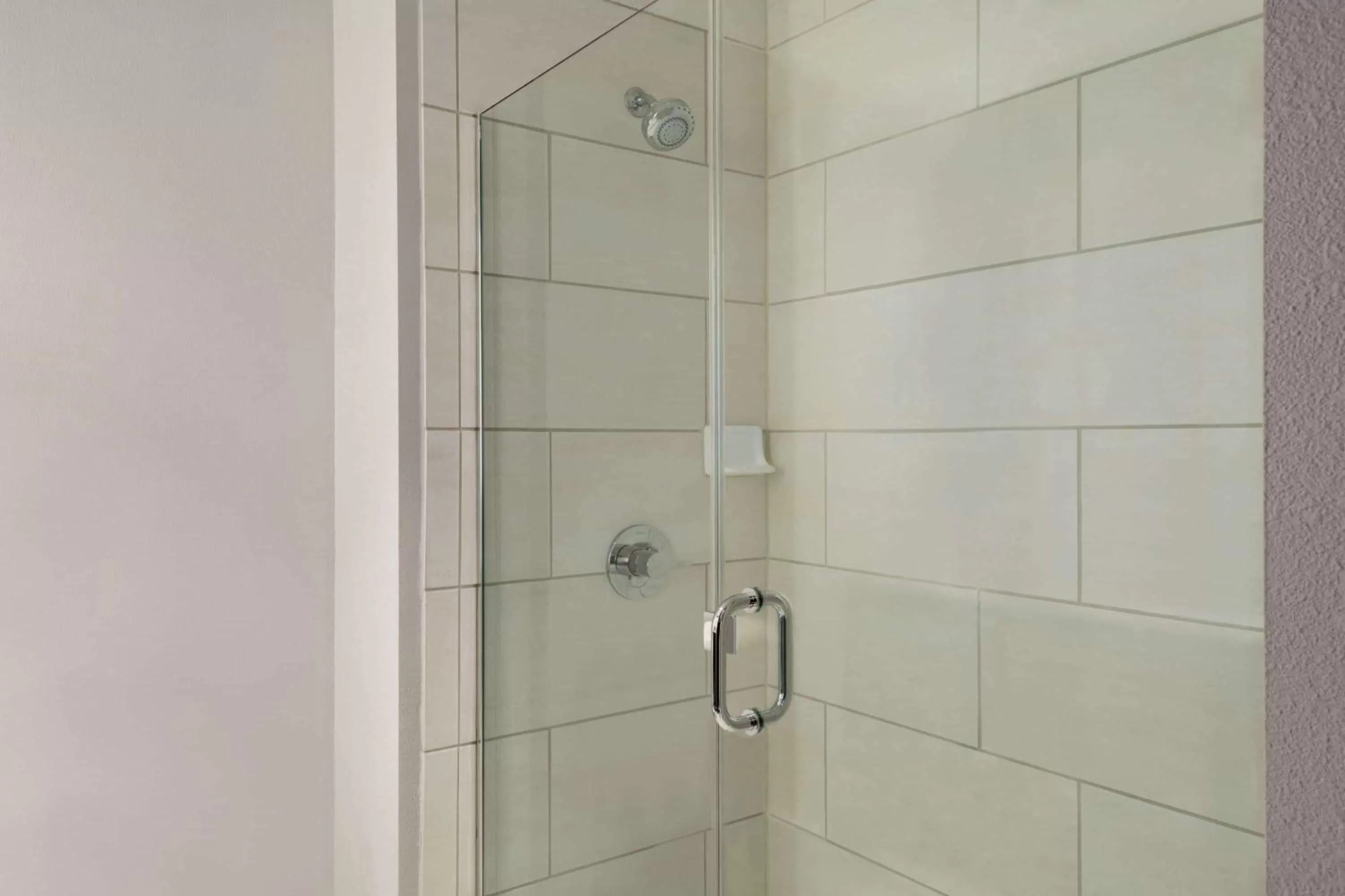 Bathroom in La Quinta Inn & Suites by Wyndham Orlando I-Drive Theme Parks