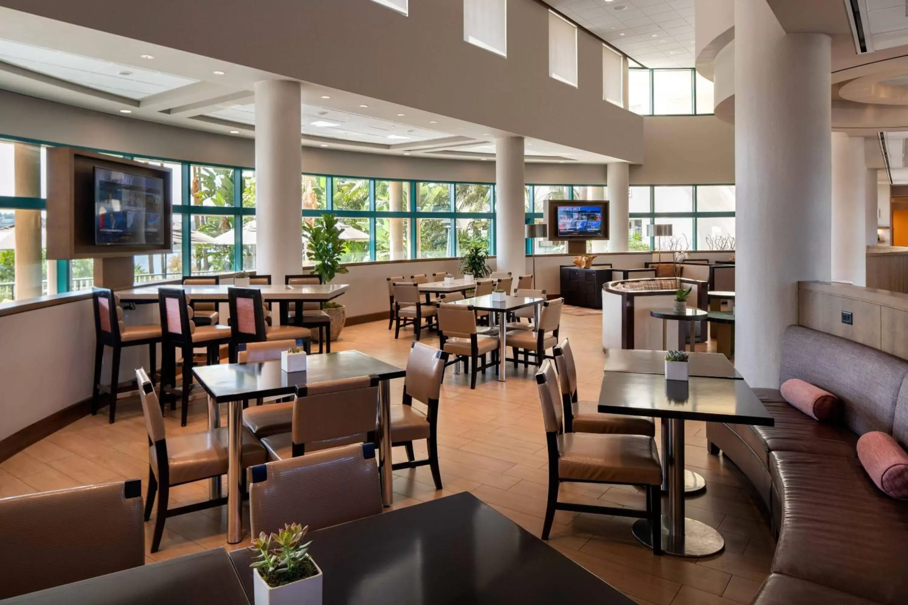 Lobby or reception, Restaurant/Places to Eat in Newport Beach Marriott Bayview