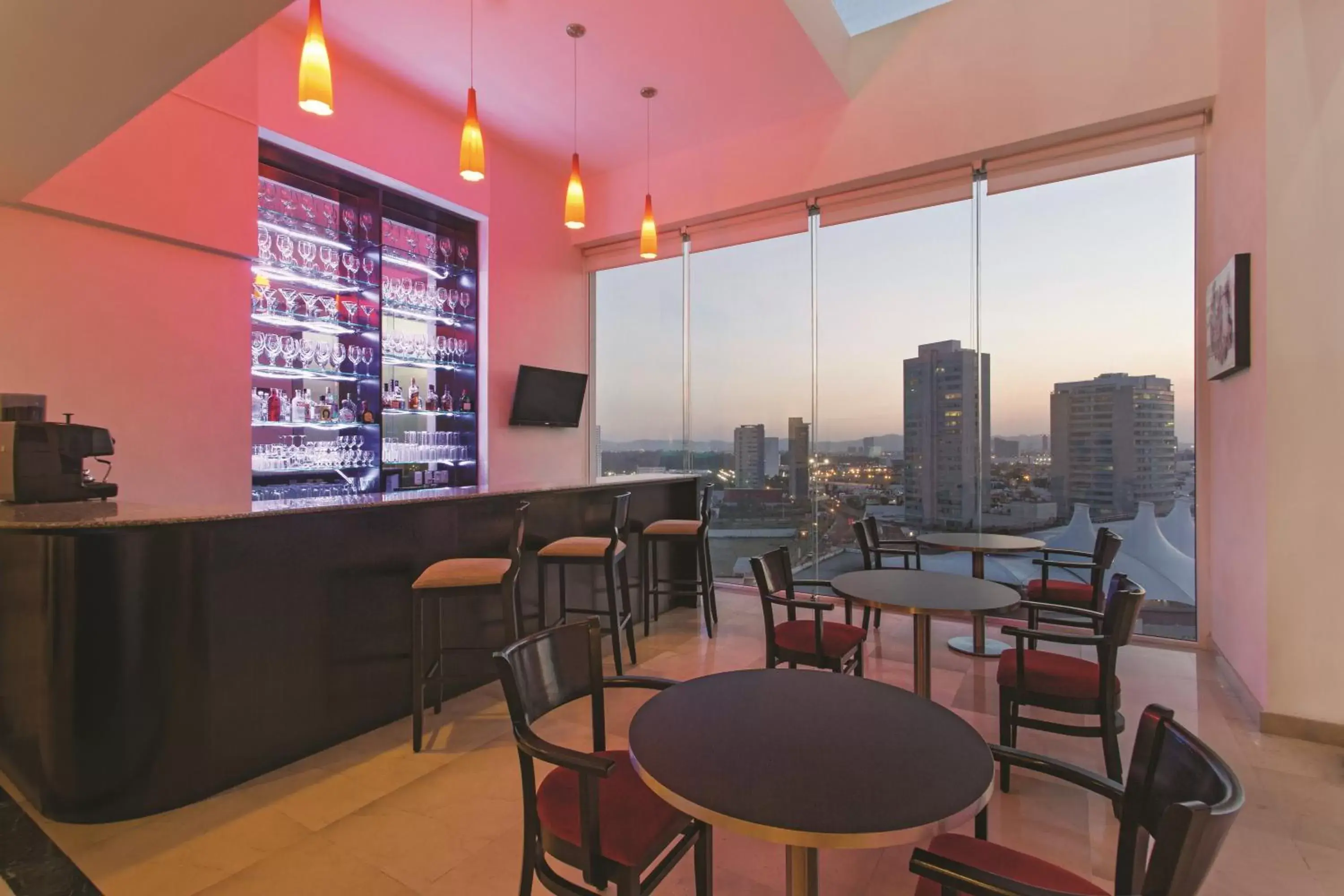 Lounge or bar, Restaurant/Places to Eat in La Quinta by Wyndham Puebla Palmas Angelopolis