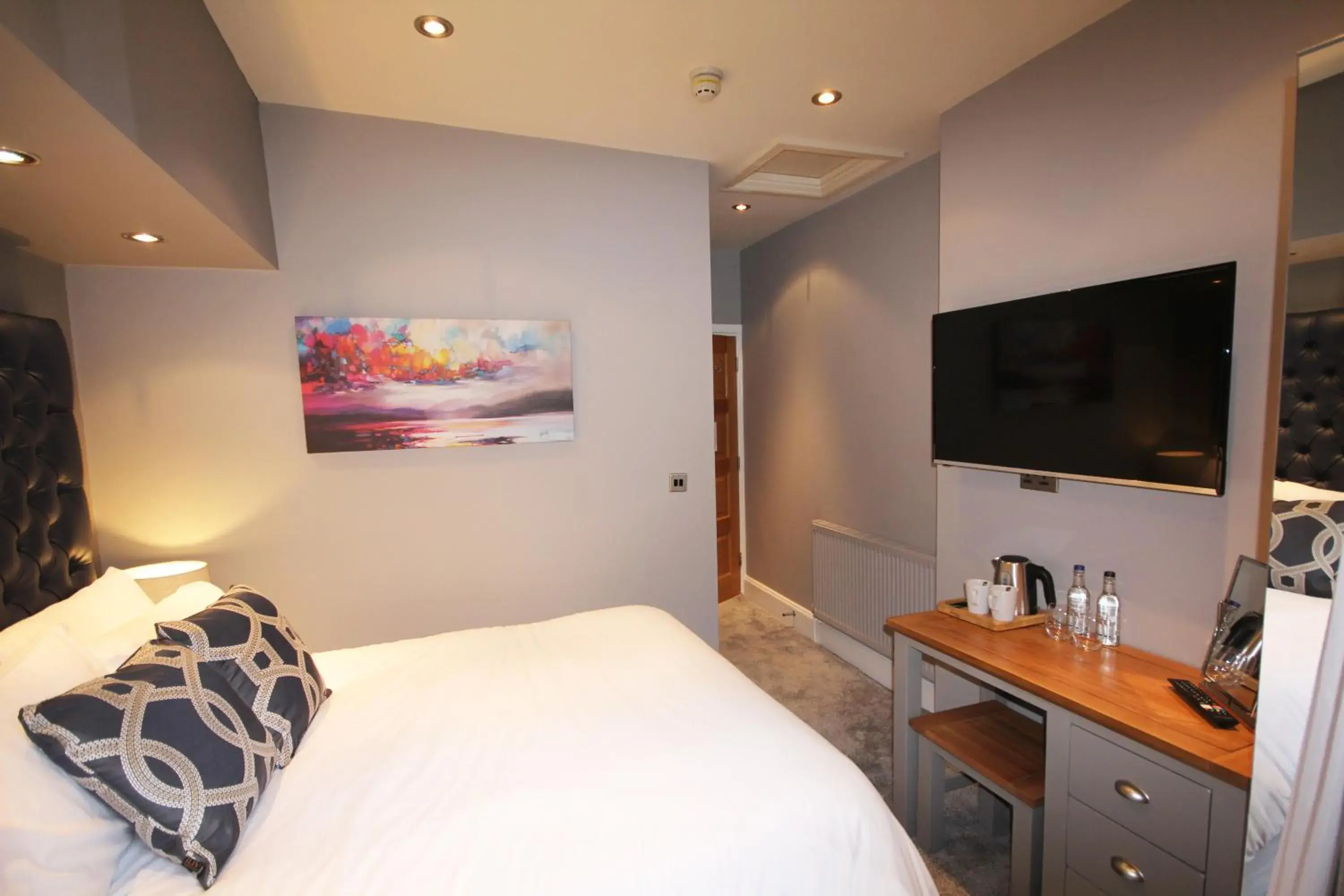 Bed, TV/Entertainment Center in Aberdunant Hall Country Hotel