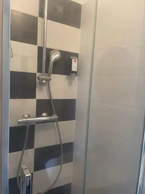 Shower, Bathroom in Hotel Christina - Contact Hotel