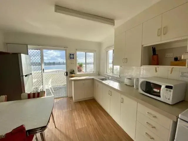 Balcony/Terrace, Kitchen/Kitchenette in Leisure-Lee Holiday Apartments