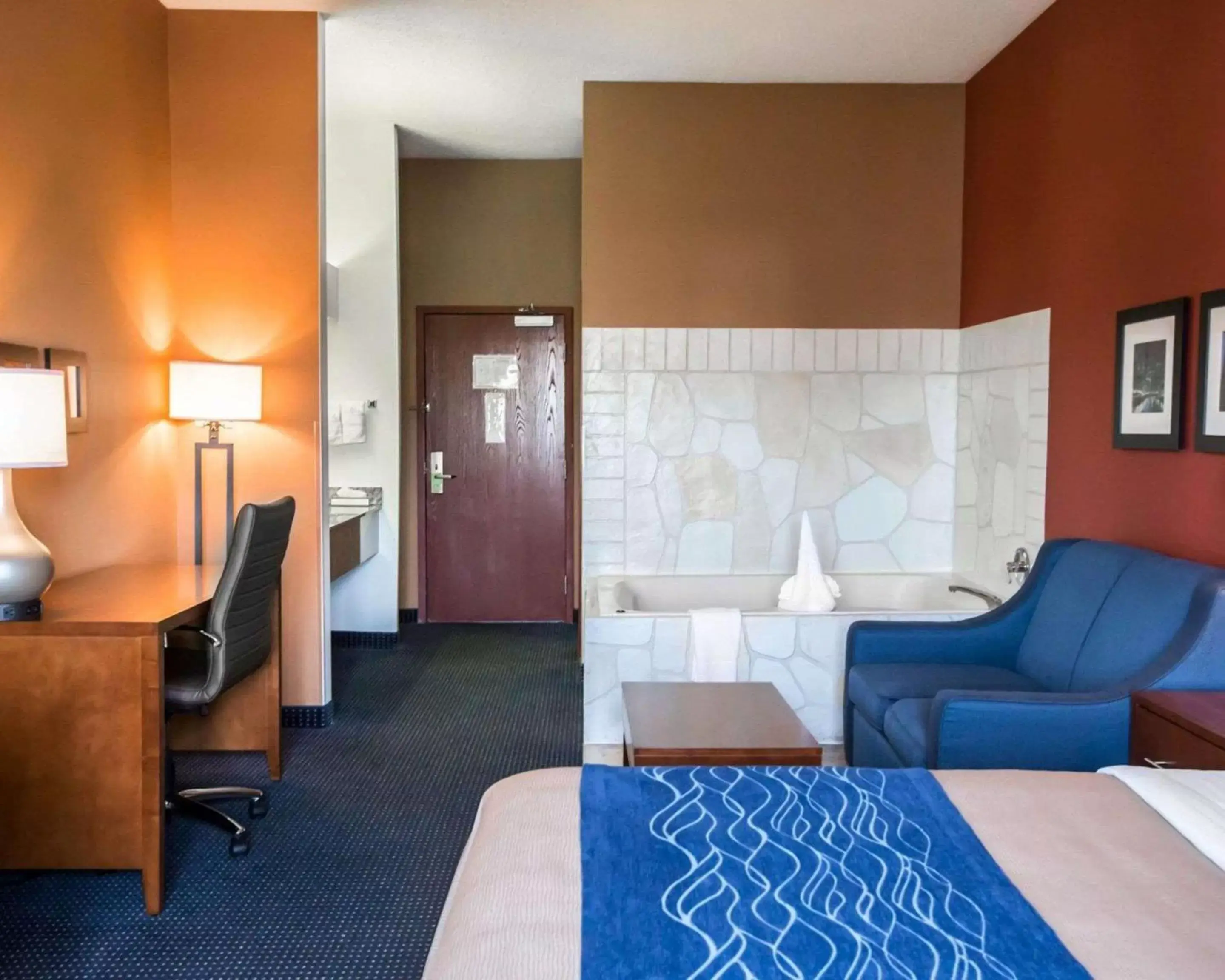 Bedroom, Seating Area in Comfort Inn Crystal Lake - Algonquin