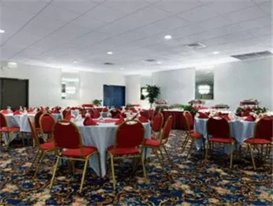 Restaurant/places to eat in Ramada by Wyndham Watertown Thousand