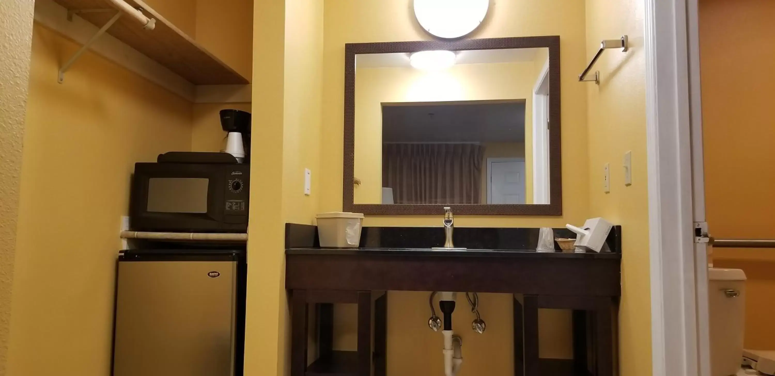 Bathroom, TV/Entertainment Center in Royal Victorian Motel