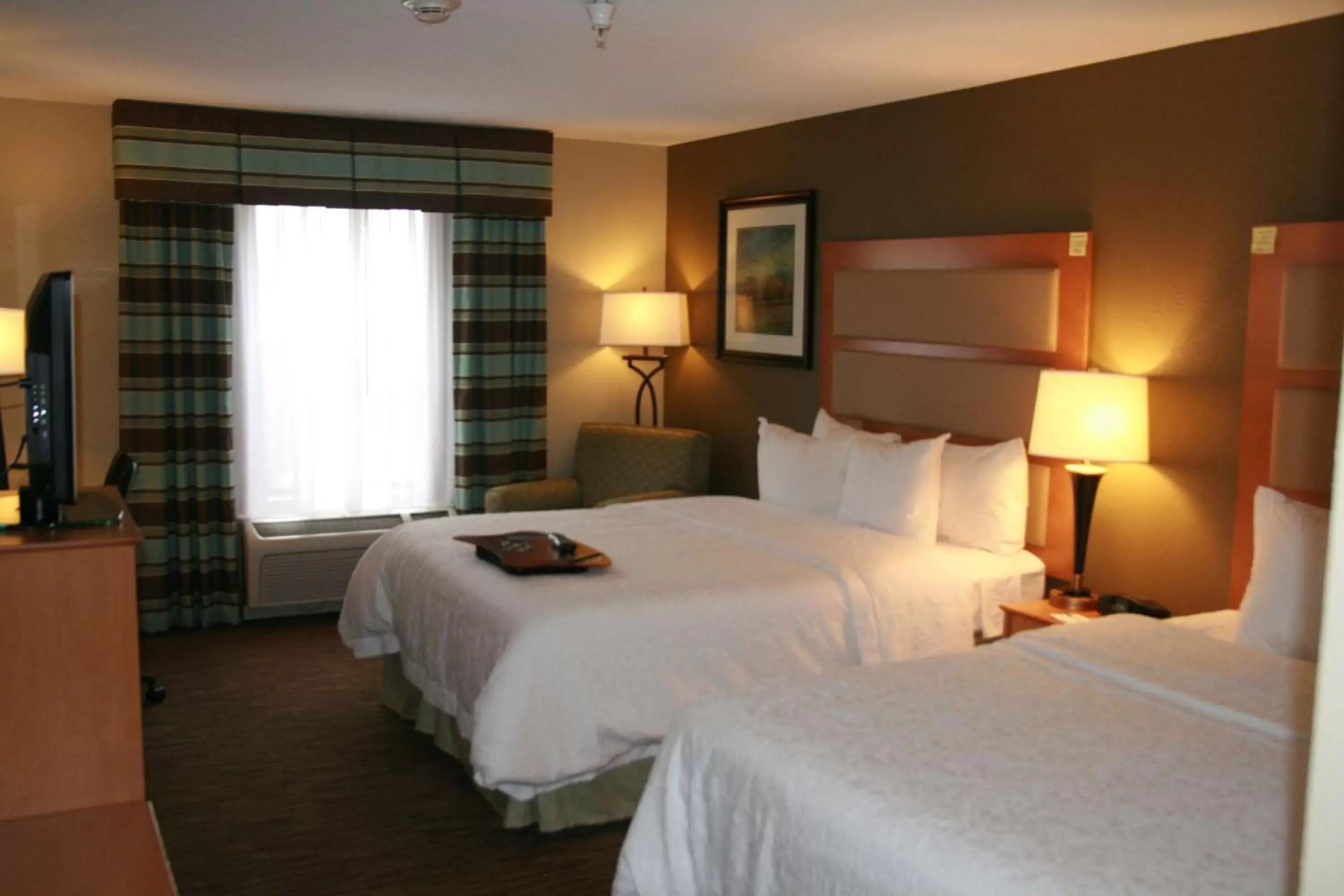 Bed in Hampton Inn & Suites Kalamazoo-Oshtemo