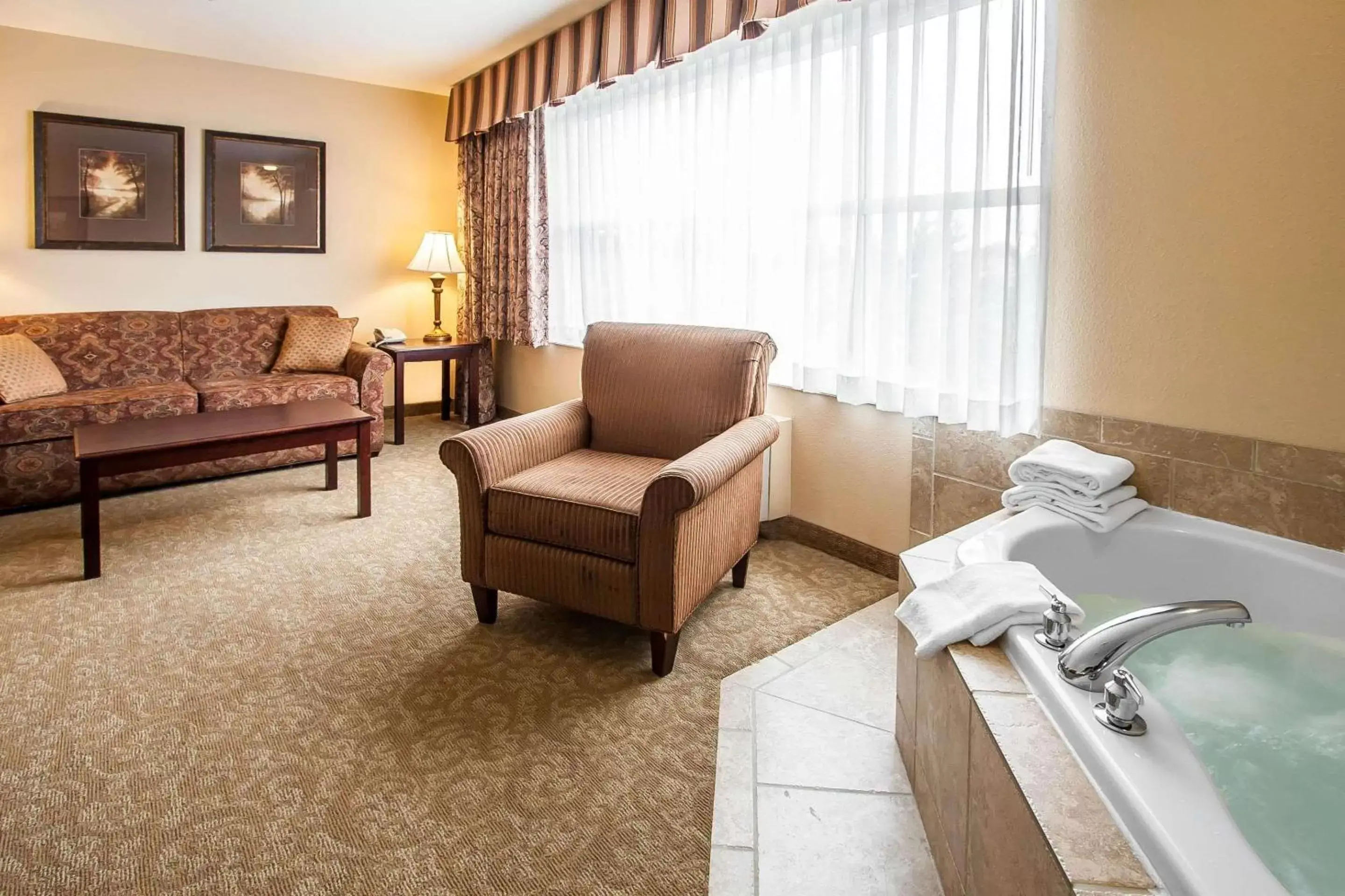 Photo of the whole room in Comfort Inn & Suites McMinnville Wine Country